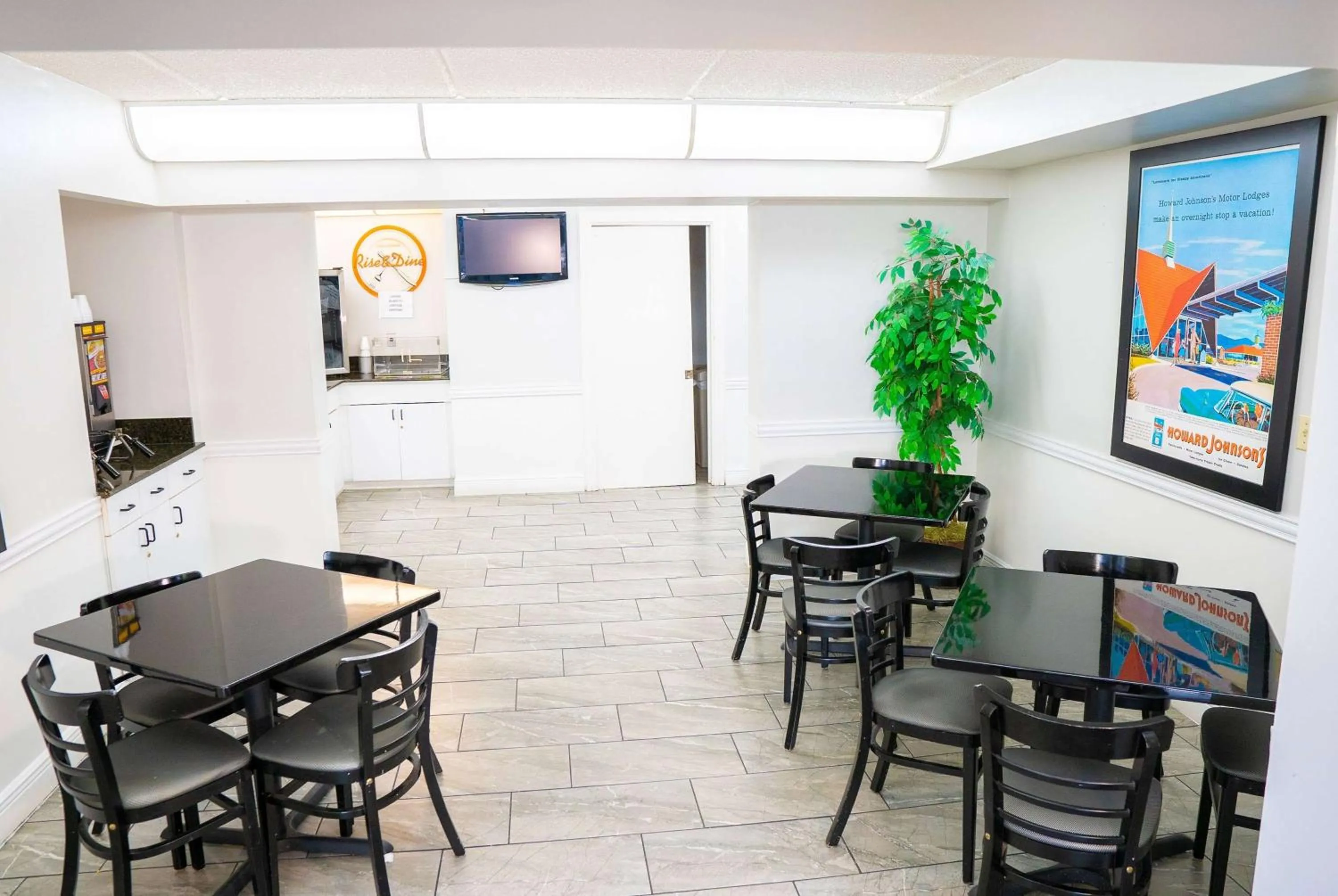 Breakfast in Howard Johnson by Wyndham Clearwater - Dunedin