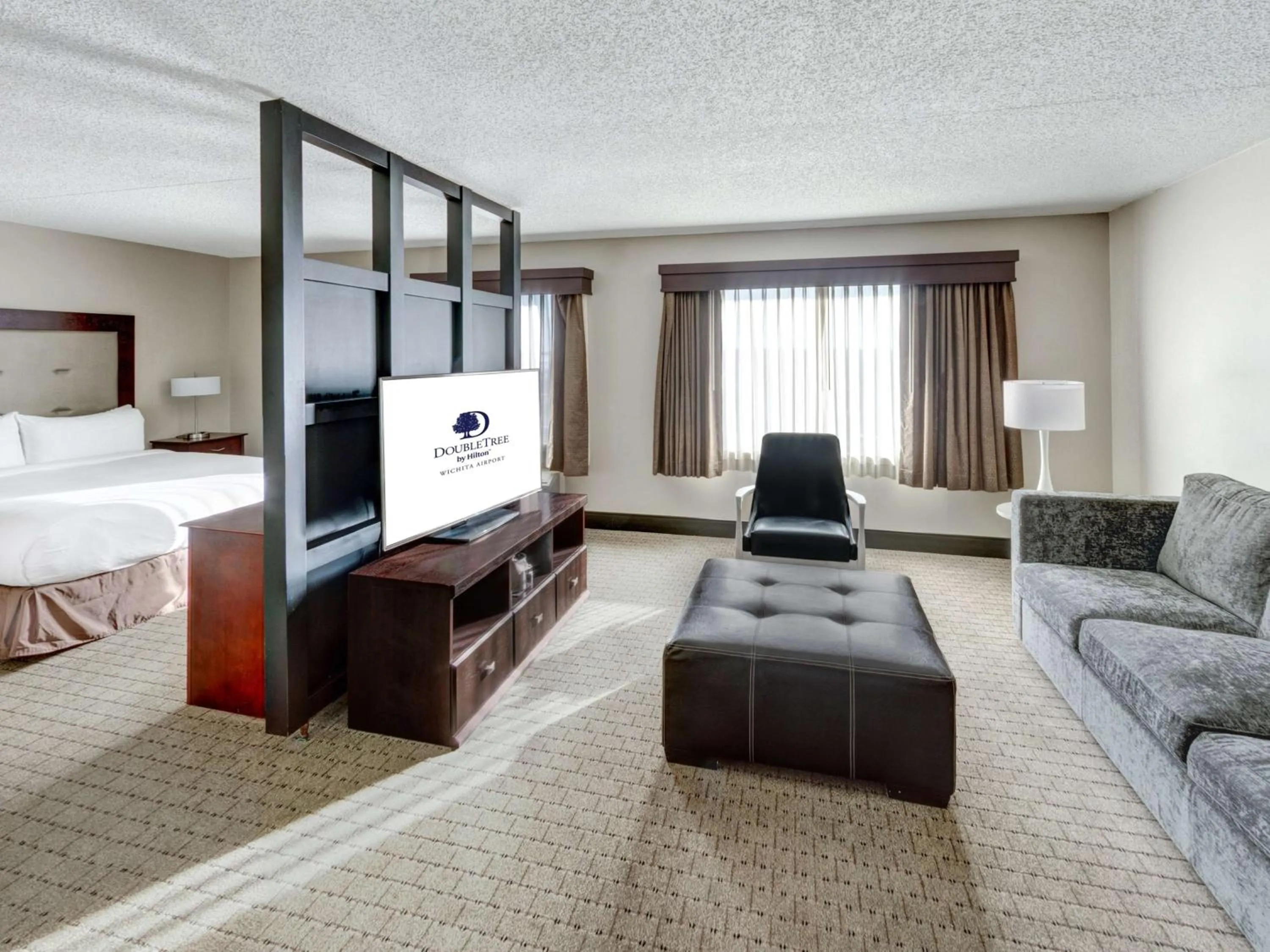 Living room, Bed in DoubleTree by Hilton Wichita Airport