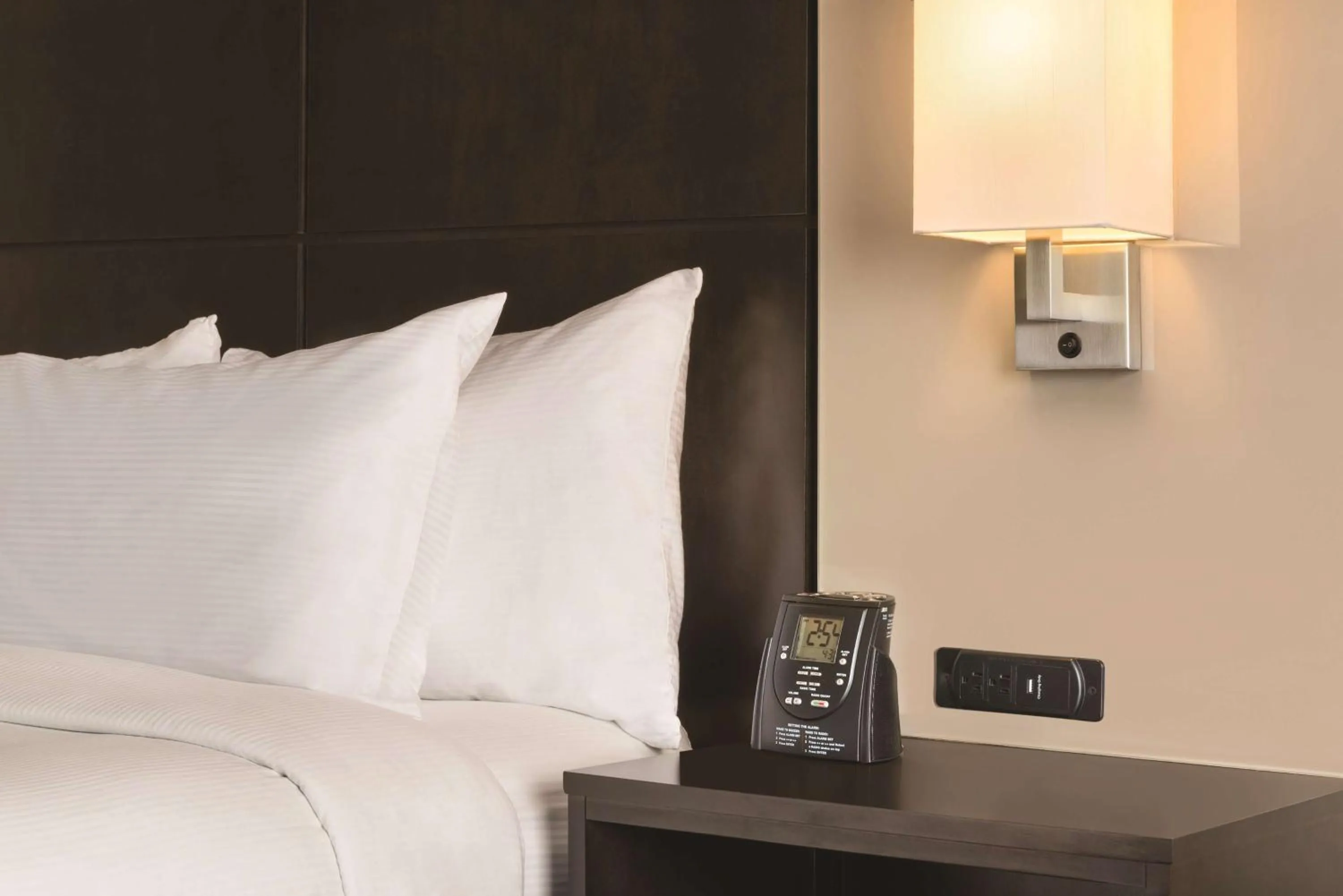 Bedroom, Bed in DoubleTree by Hilton Wichita Airport