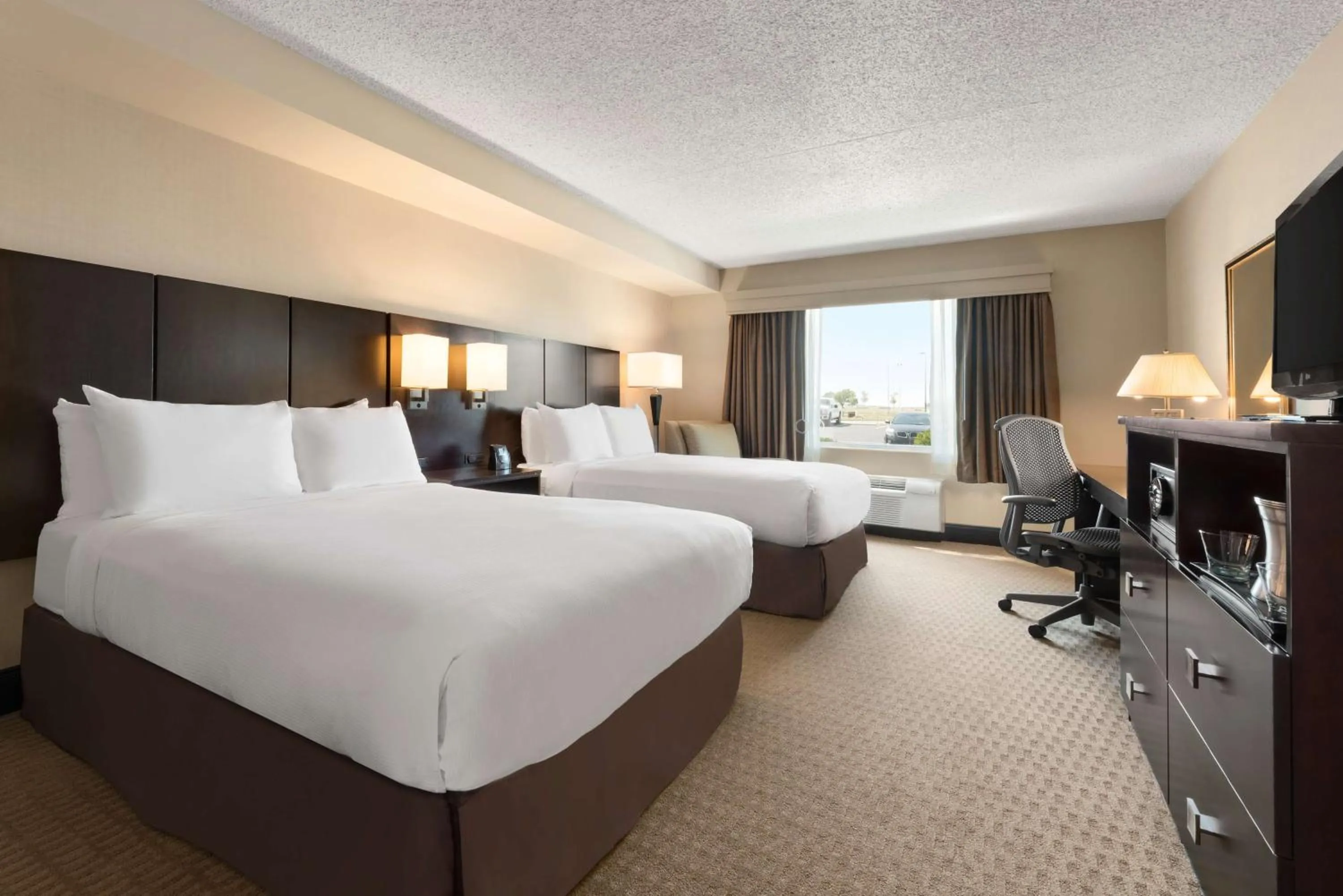 Bedroom, Bed in DoubleTree by Hilton Wichita Airport