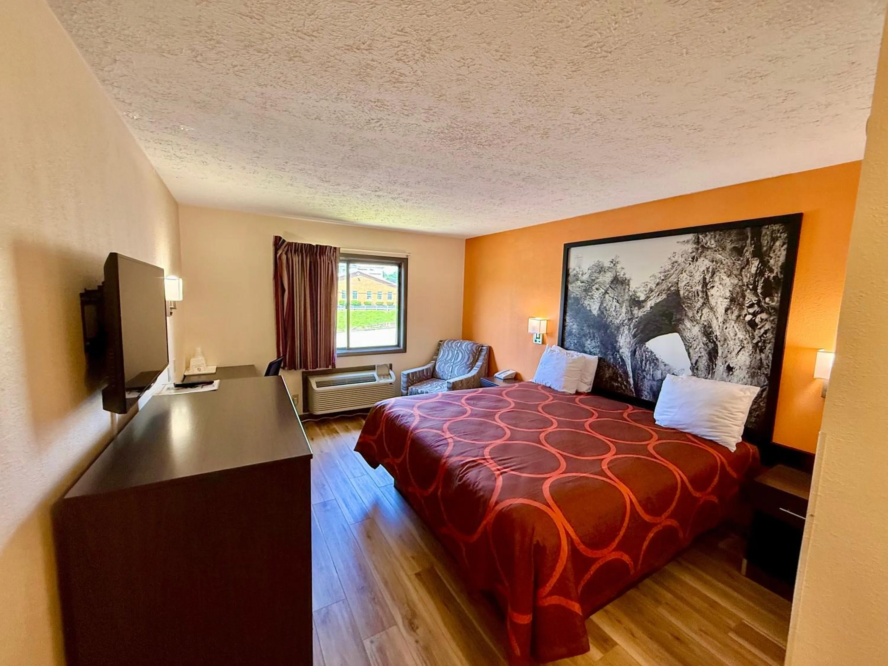 Bedroom, Bed in Super 8 by Wyndham Hillsville