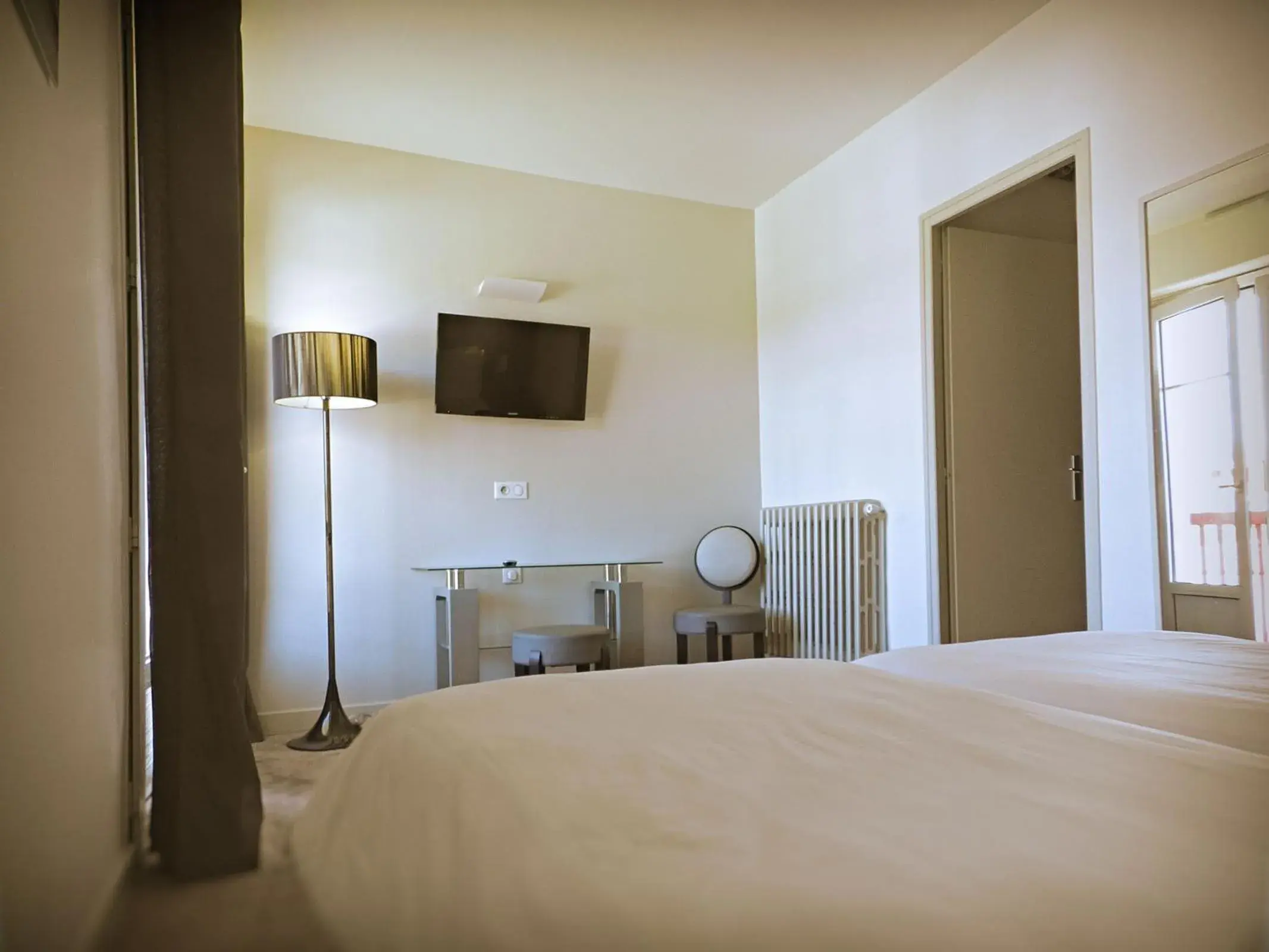 Twin Room with Balcony in Hotel Restaurant Bonnet Twin Room with Balcony in Hotel Restaurant Bonnet