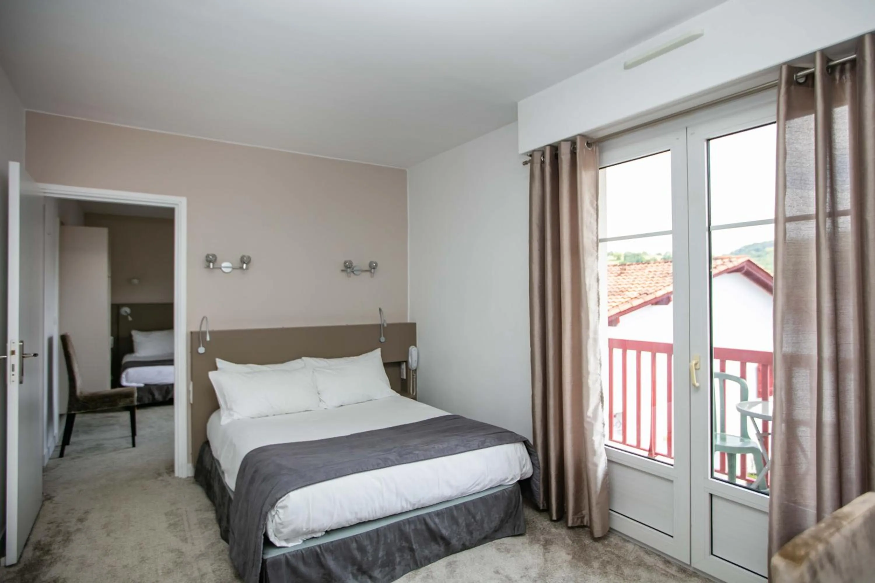 Bed in Hotel Restaurant Bonnet