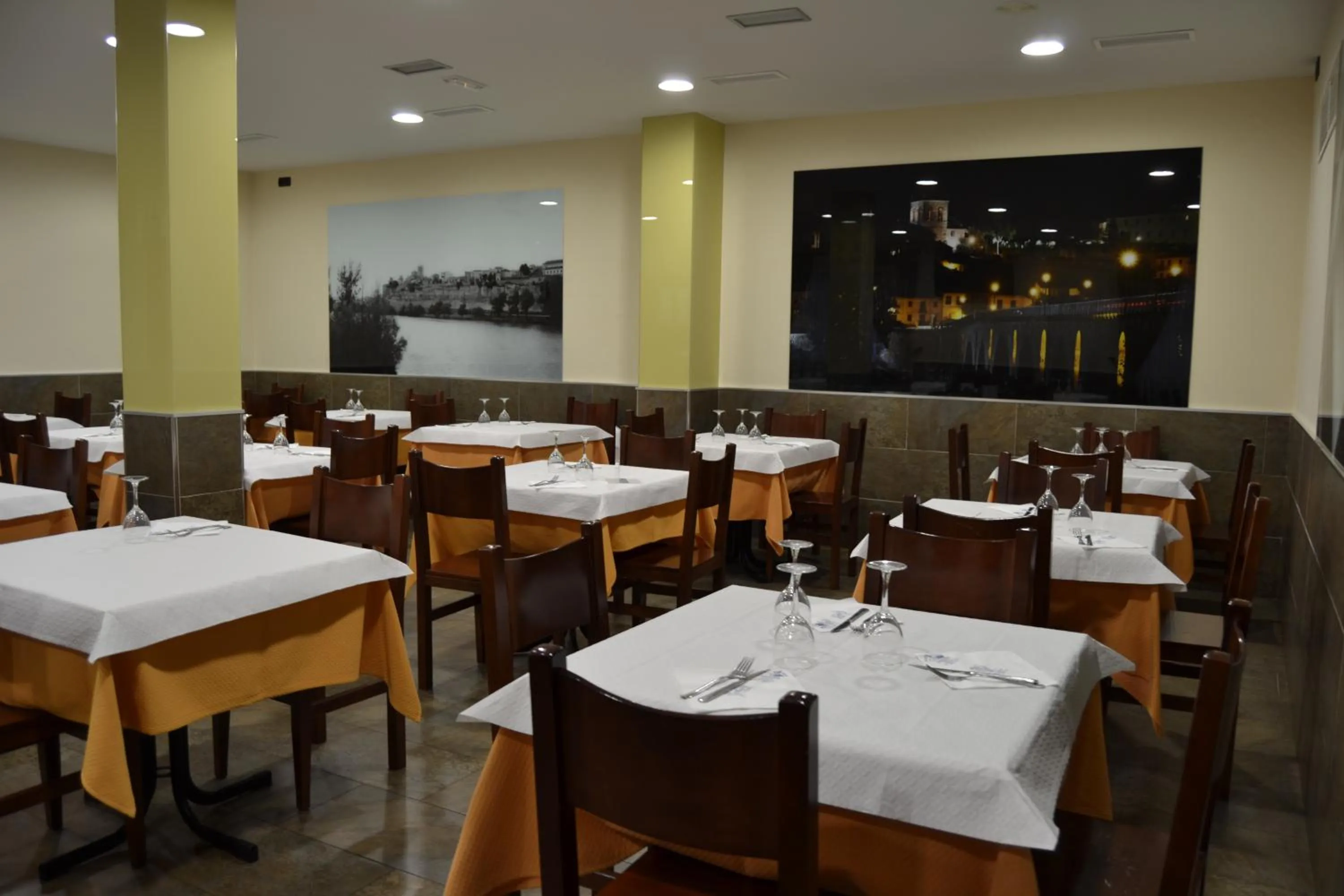 Restaurant/places to eat in Hotel Jarama