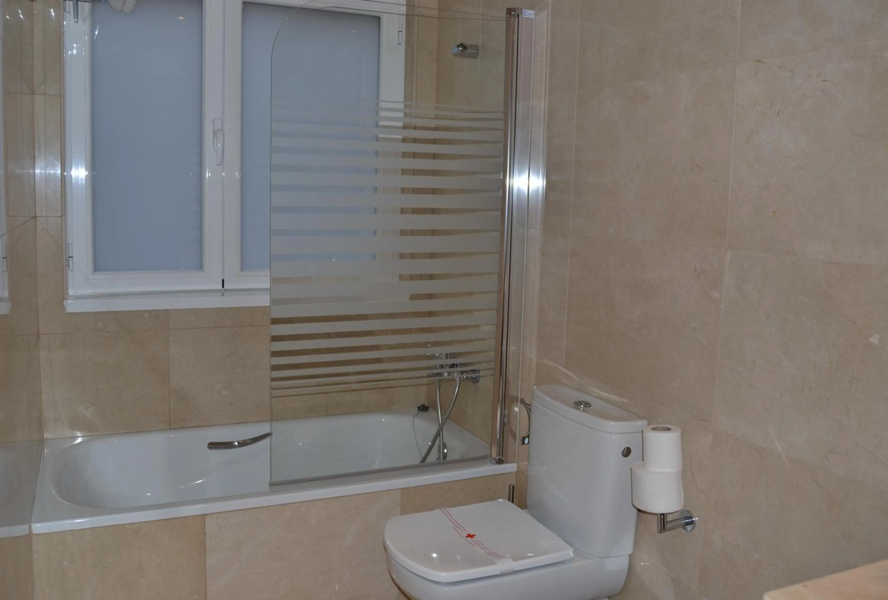 Toilet in Hotel Jarama