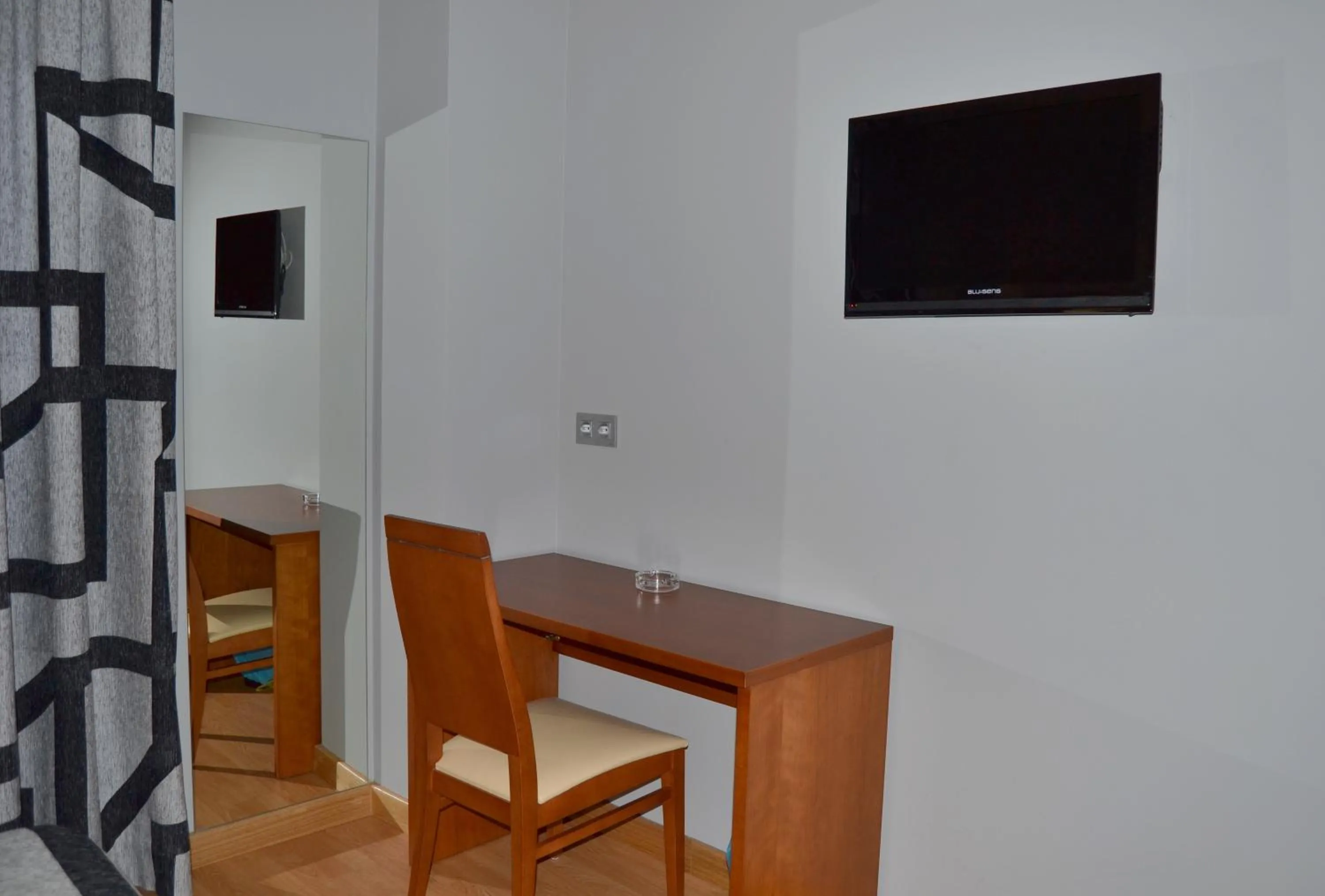 TV and multimedia in Hotel Jarama