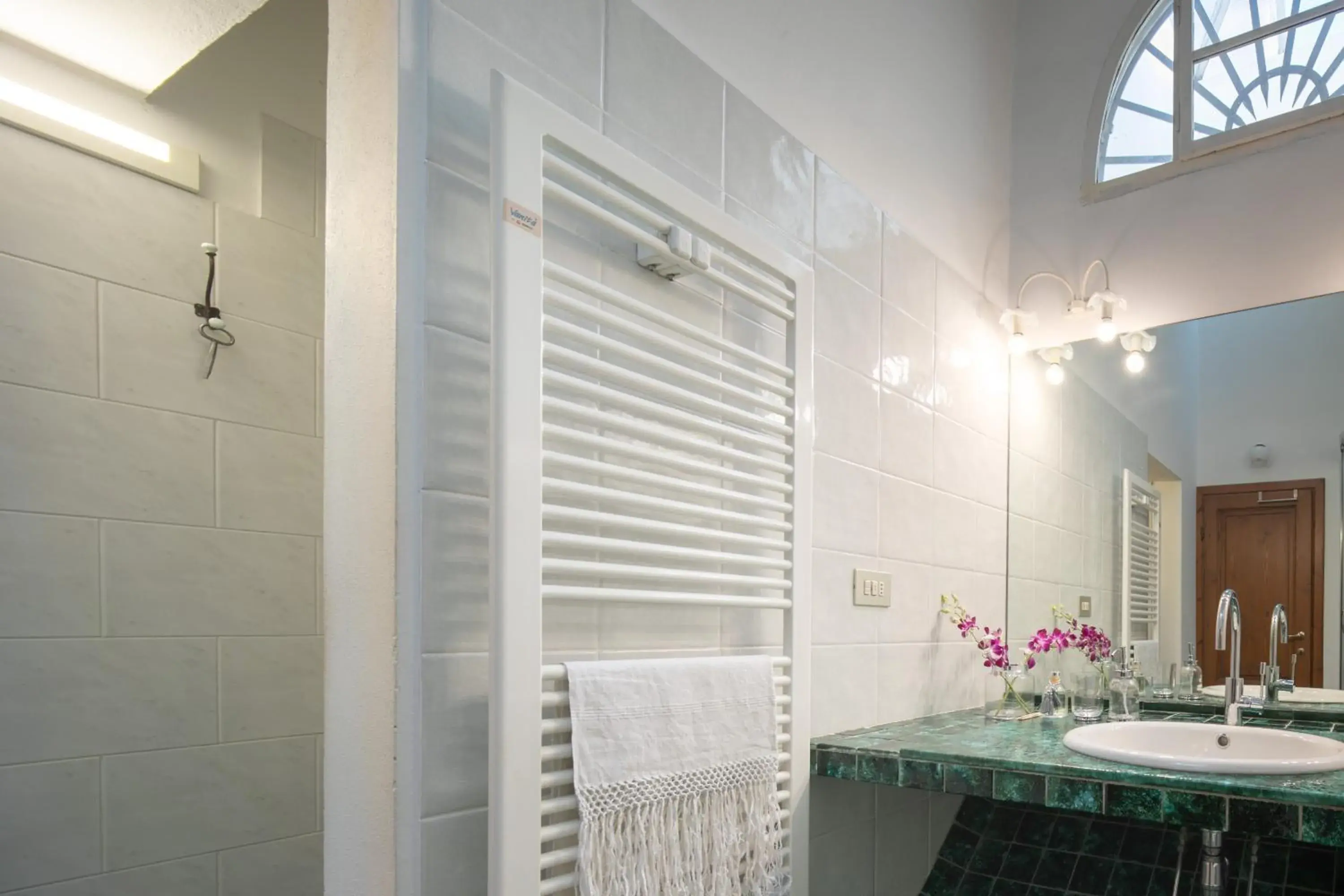 Shower in Pitti Luxury Terrace by Mmega Shower in Pitti Luxury Terrace by Mmega