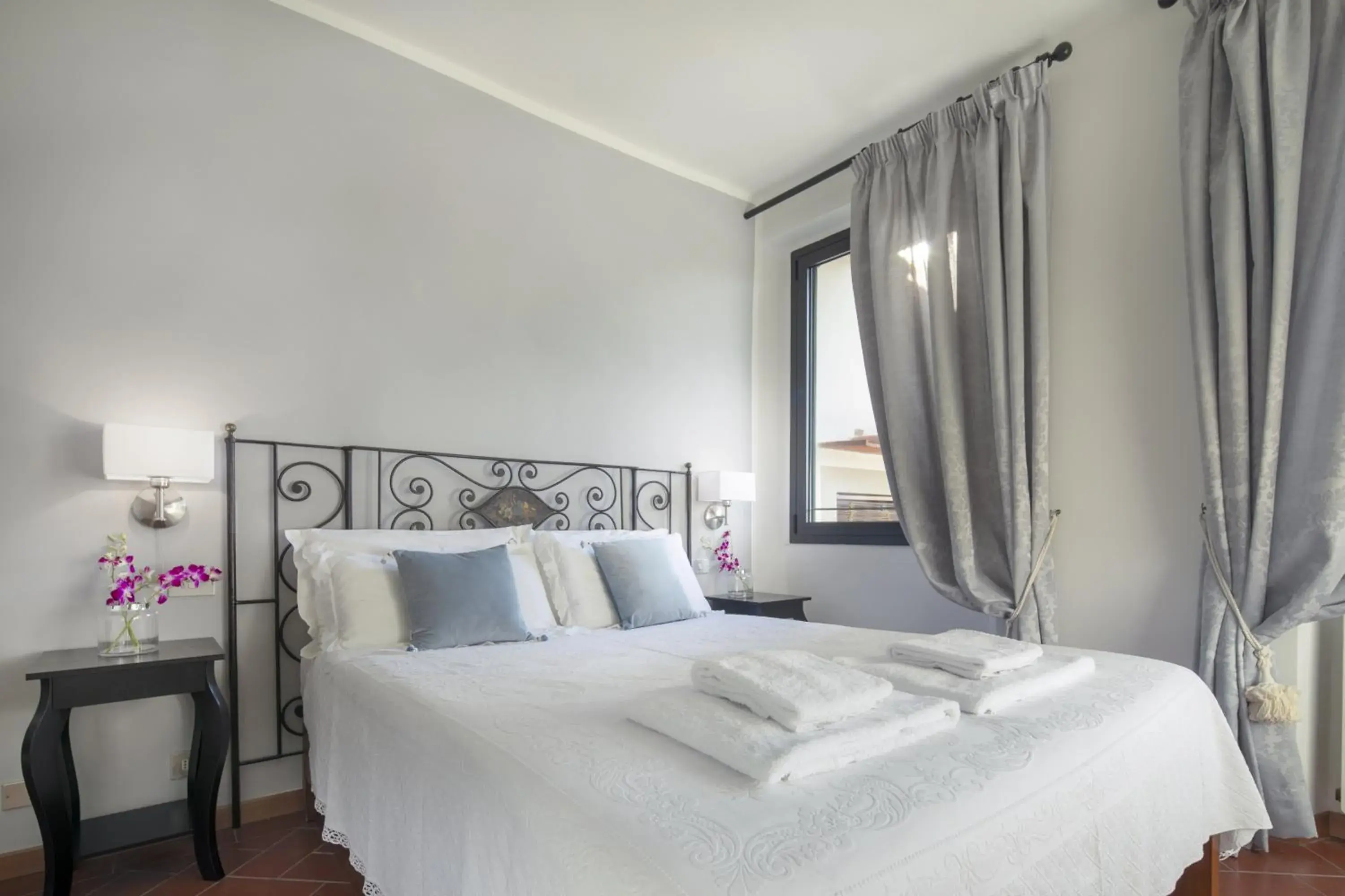 Bed in Pitti Luxury Terrace by Mmega Bed in Pitti Luxury Terrace by Mmega