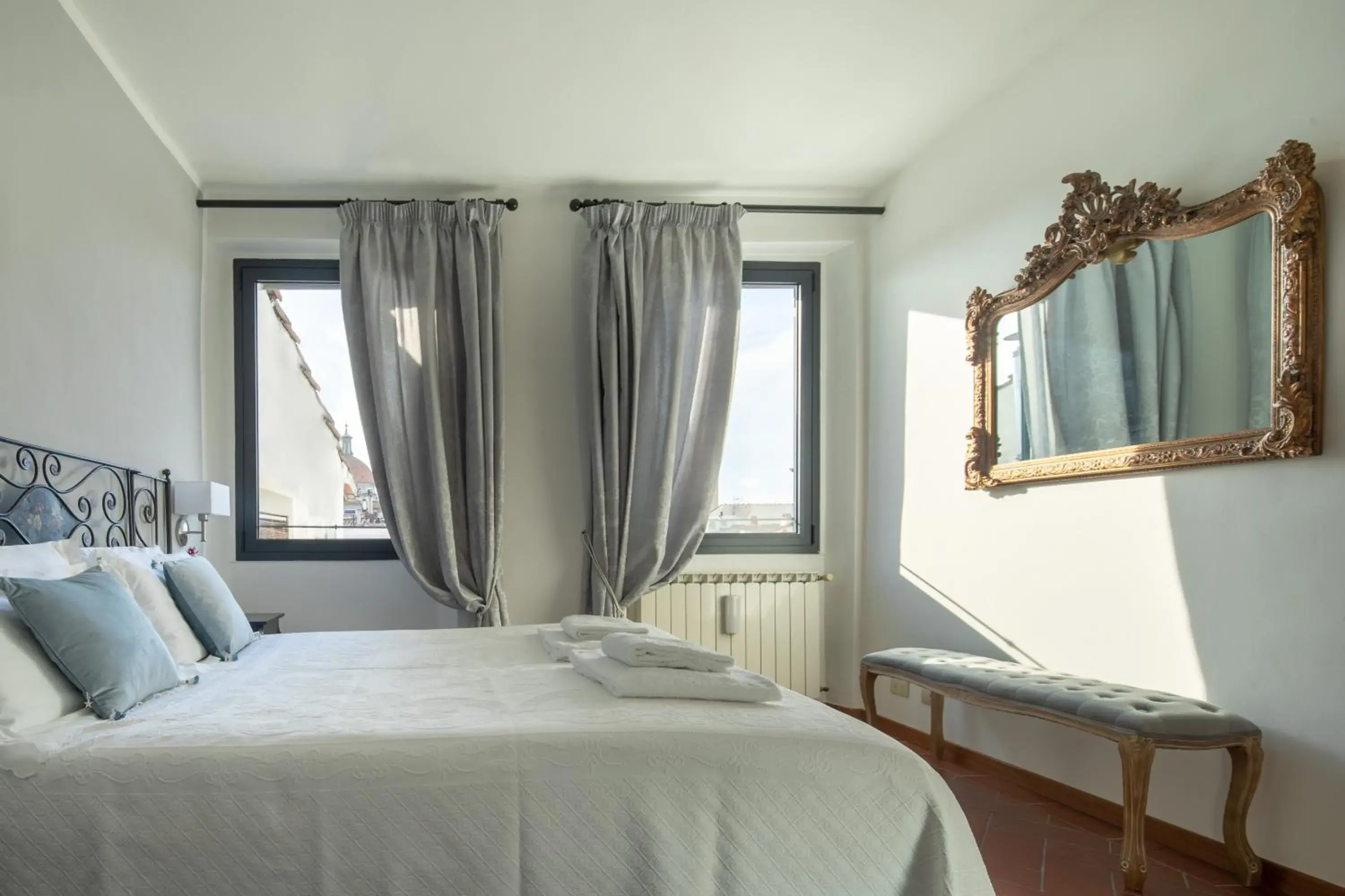 Bed in Pitti Luxury Terrace by Mmega Bed in Pitti Luxury Terrace by Mmega