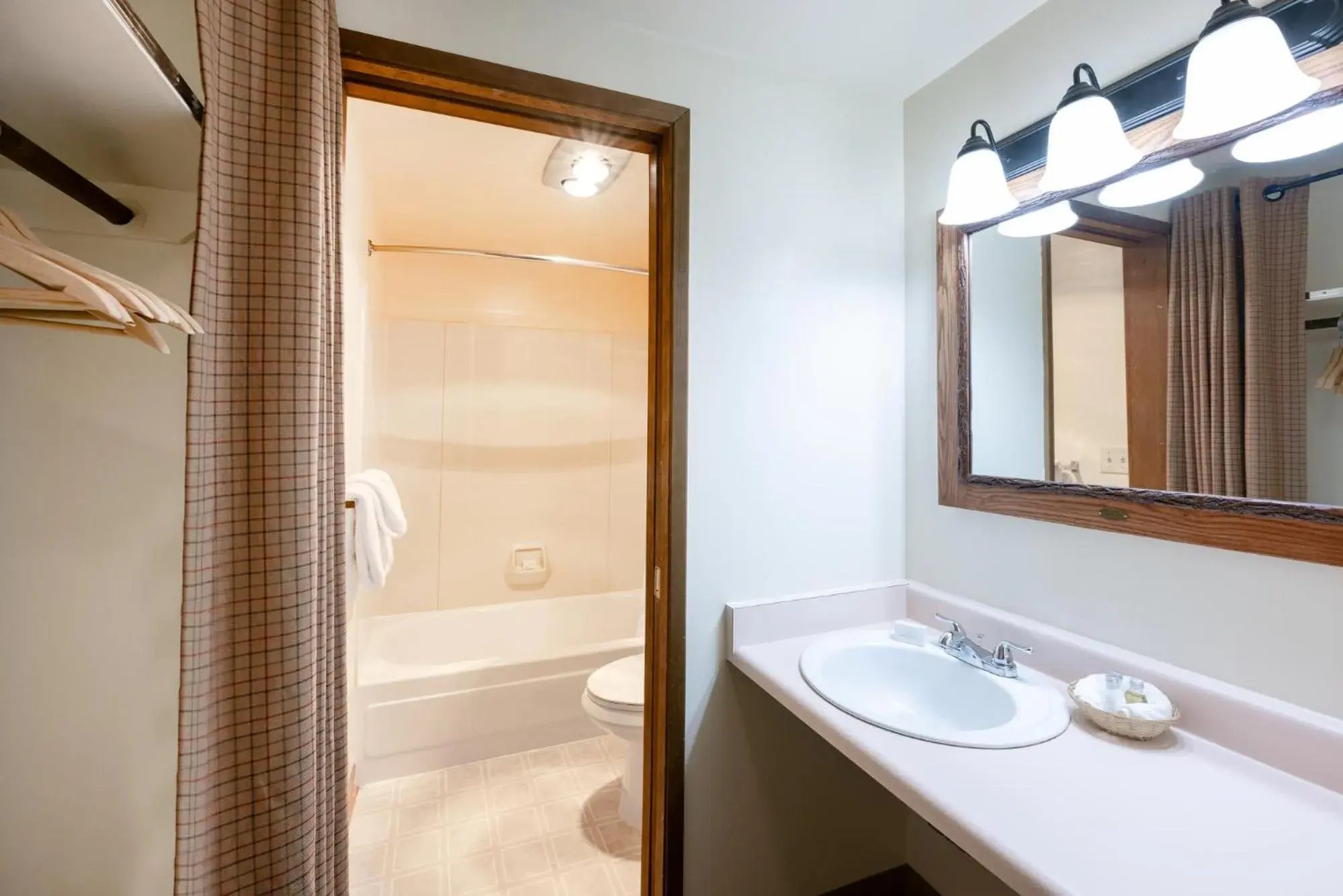 Standard Double Room in Glacier Bay Lodge Standard Double Room in Glacier Bay Lodge