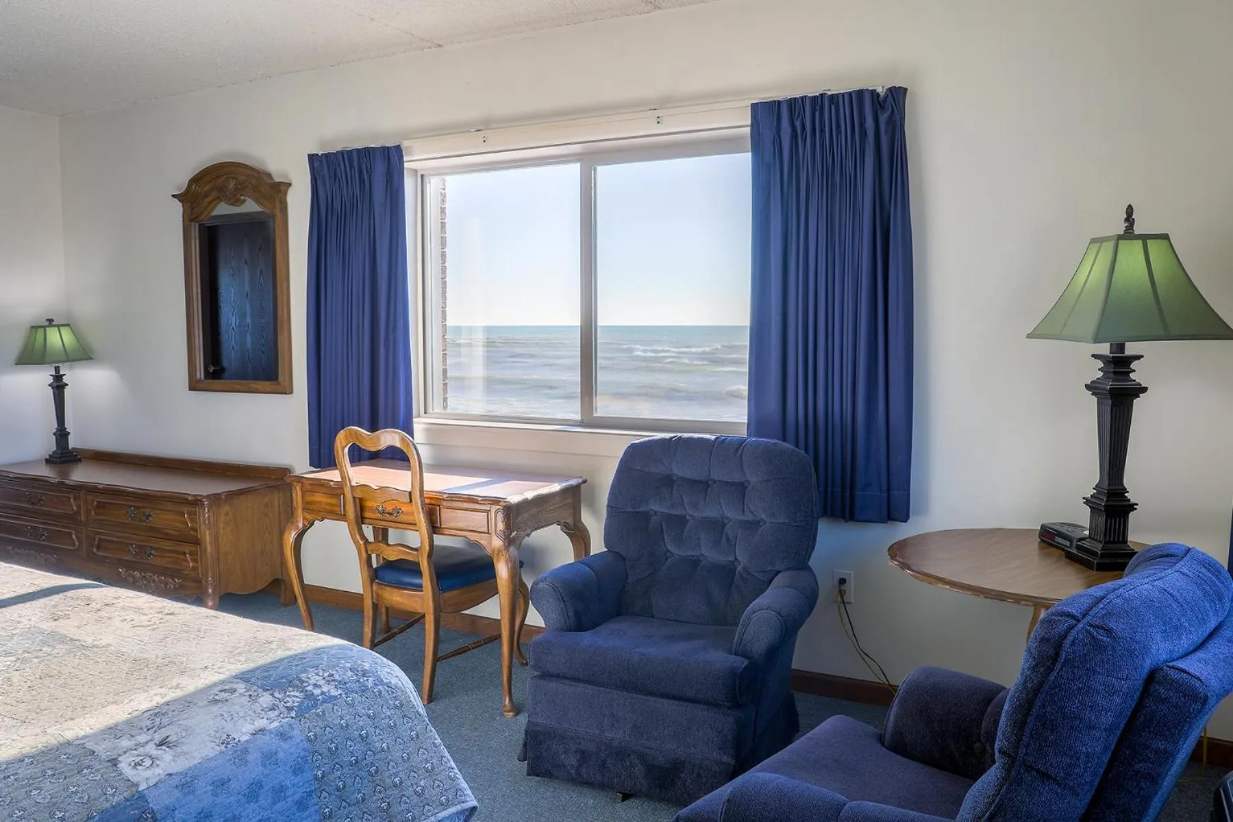 Lake view, Bed in Lighthouse Inn - Two Rivers