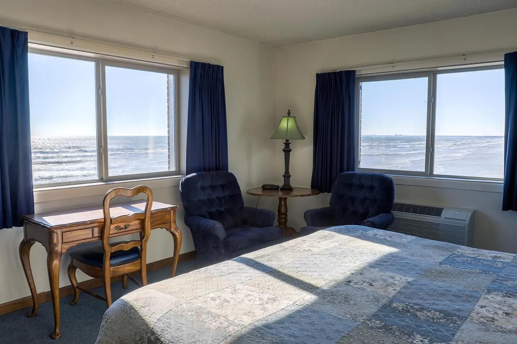 Deluxe King Room with Lake View - single occupancy in Lighthouse Inn - Two Rivers Deluxe King Room with Lake View - single occupancy in Lighthouse Inn - Two Rivers
