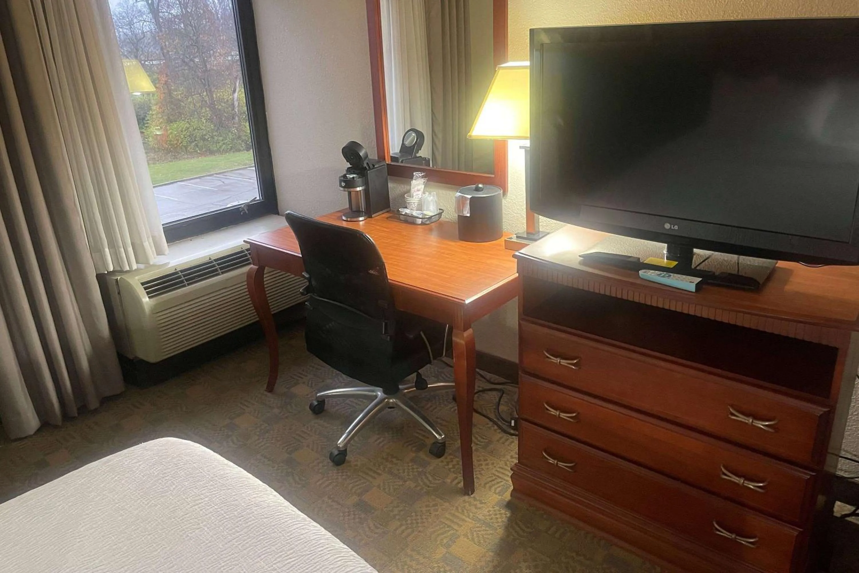 Photo of the whole room, Bed in Days Inn by Wyndham Englewood Dayton Airport