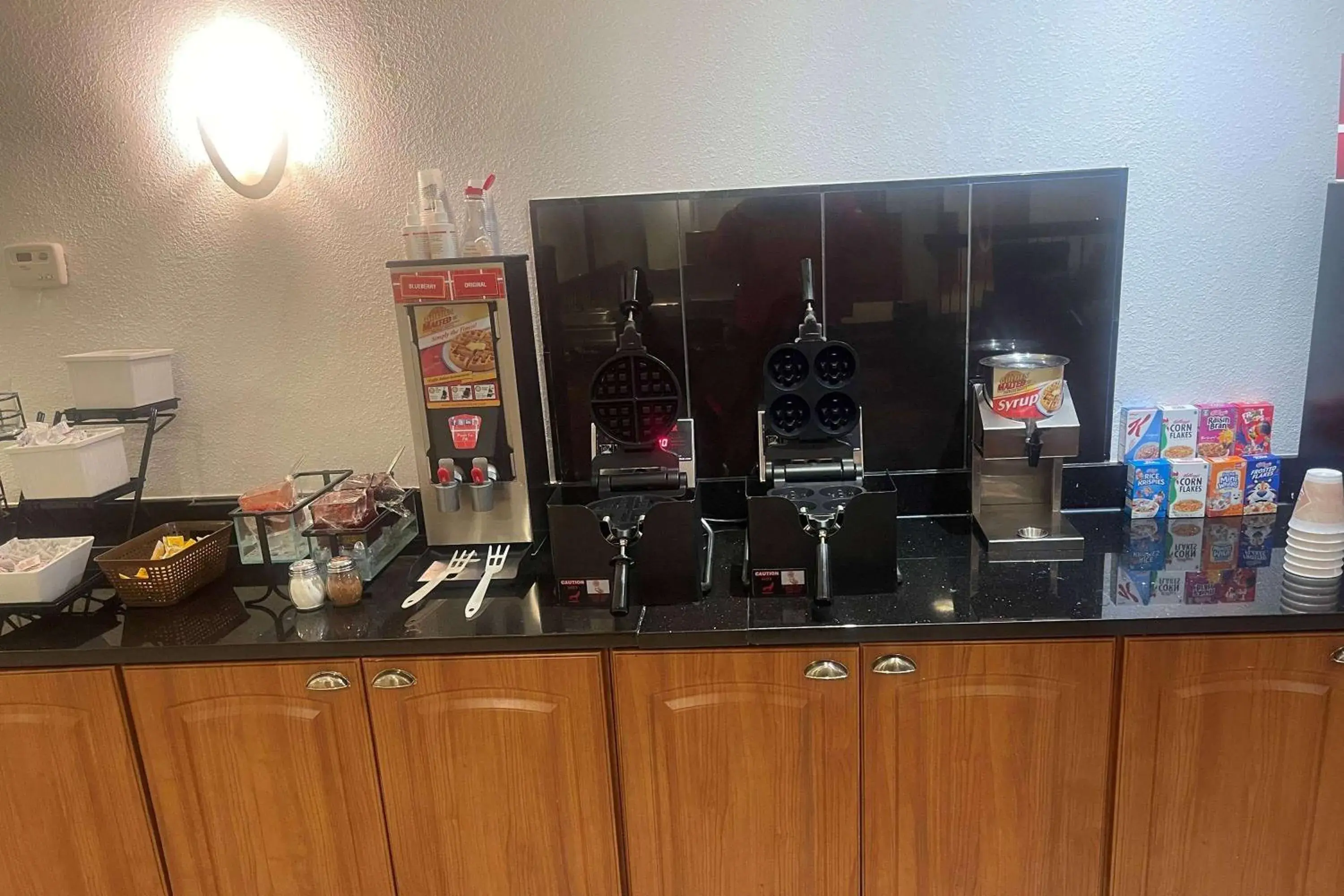 Restaurant/places to eat in Days Inn by Wyndham Englewood Dayton Airport Restaurant/places to eat in Days Inn by Wyndham Englewood Dayton Airport