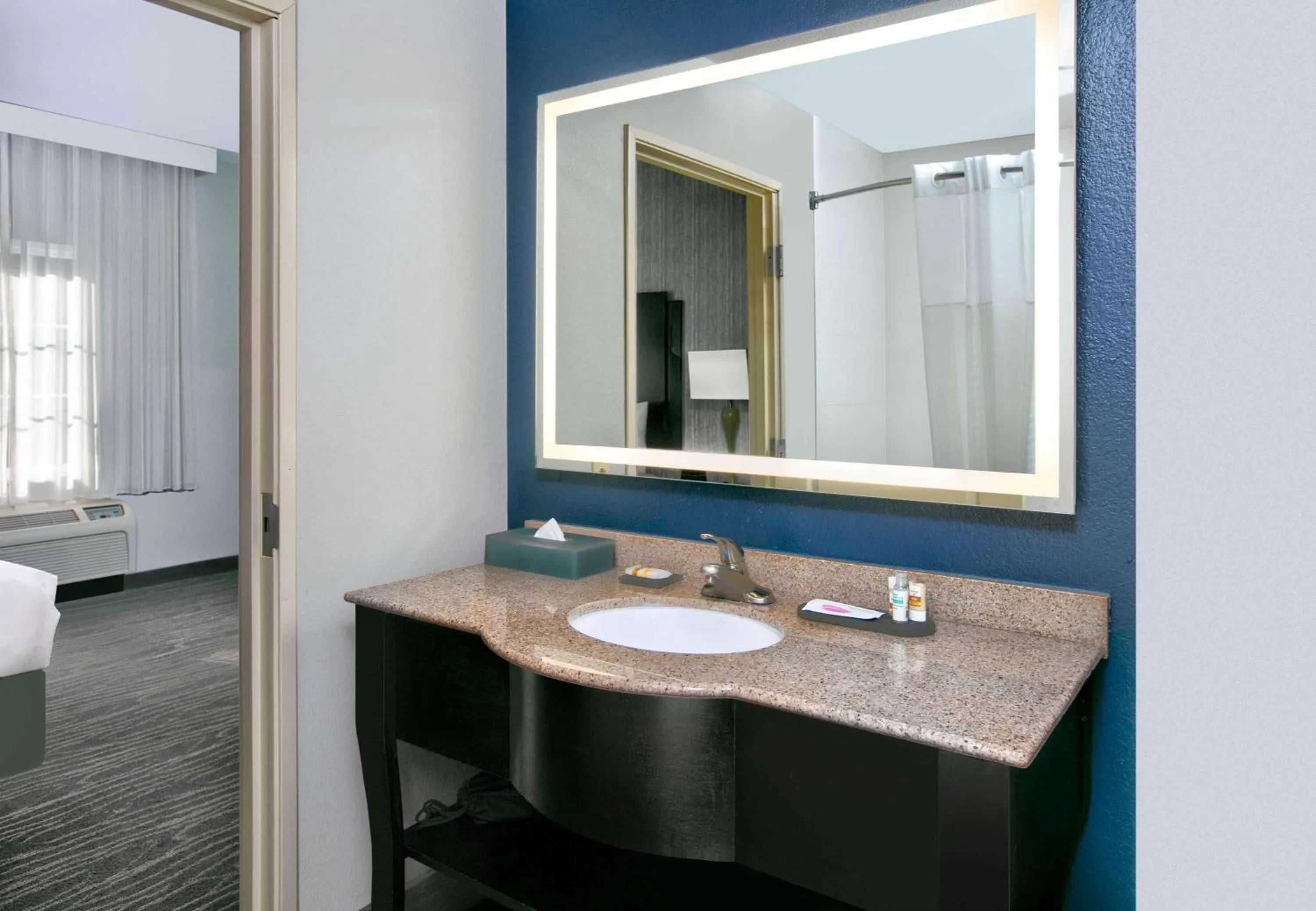 Bathroom in La Quinta by Wyndham Palestine