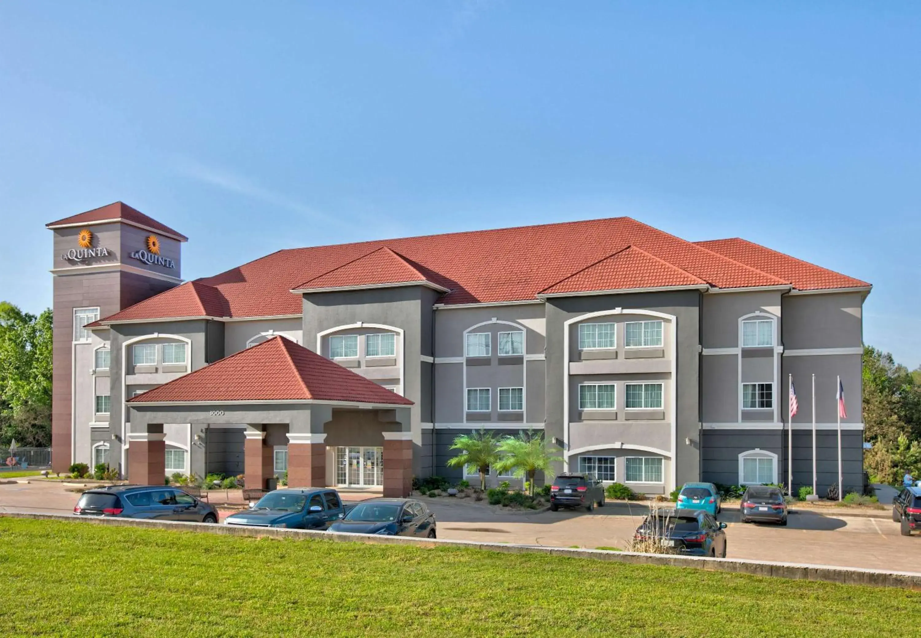 Property building in La Quinta by Wyndham Palestine Property building in La Quinta by Wyndham Palestine