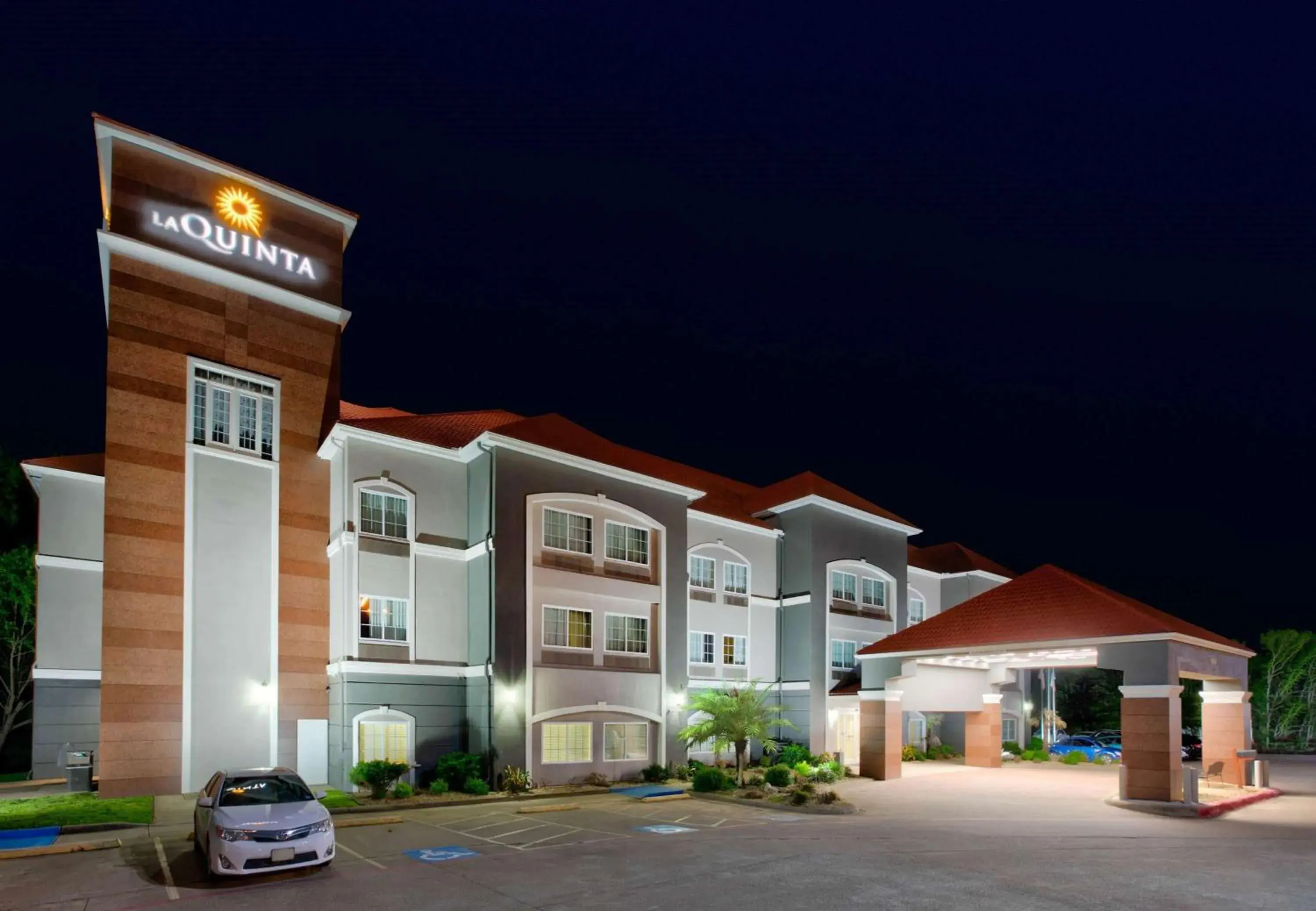 Property building in La Quinta by Wyndham Palestine Property building in La Quinta by Wyndham Palestine