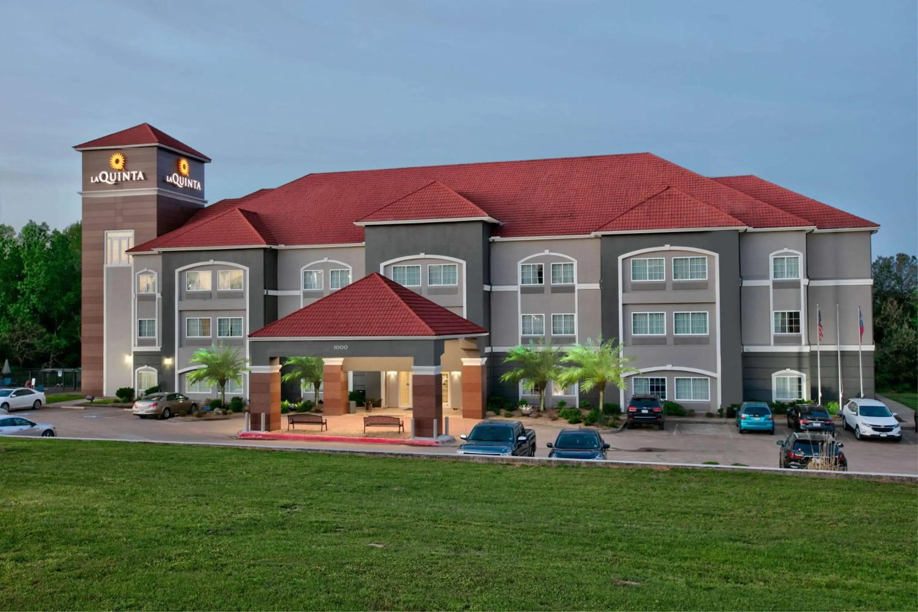 Property building in La Quinta by Wyndham Palestine Property building in La Quinta by Wyndham Palestine