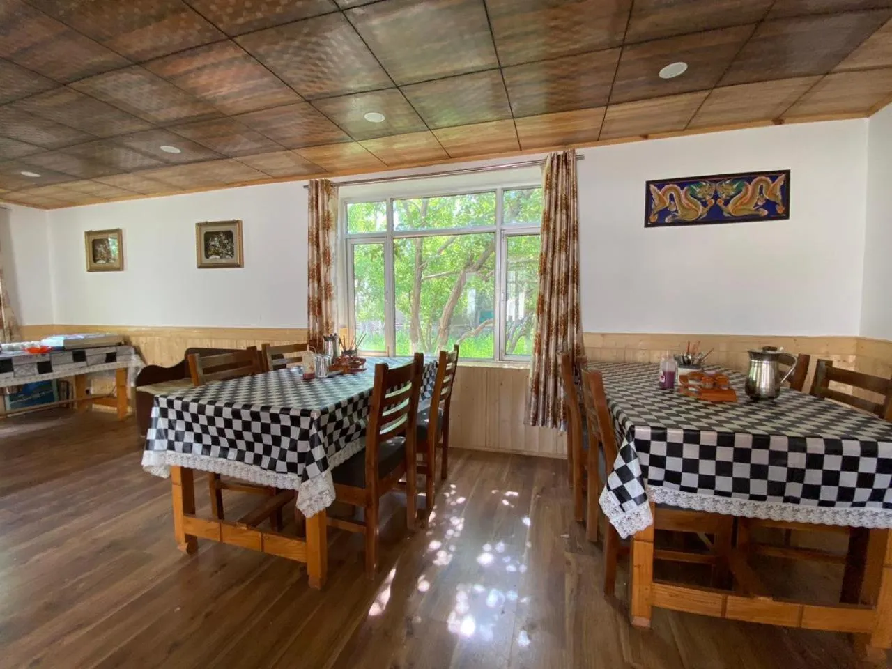 Dining area in Zaltak Guest House and Hostel