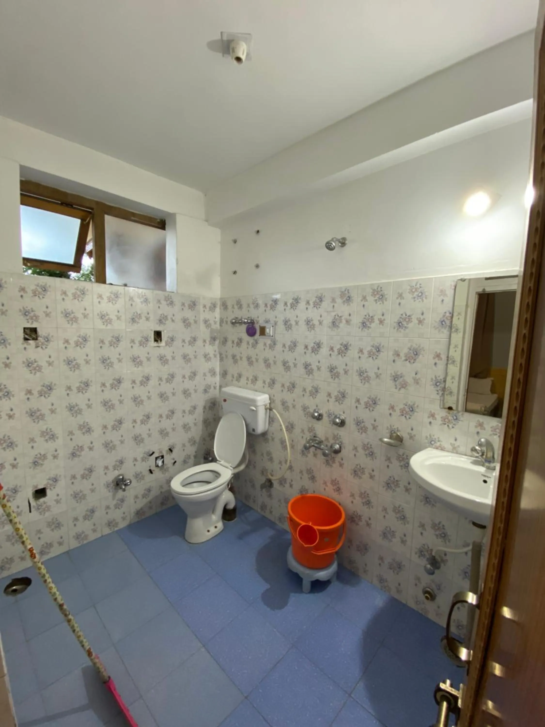 Shower in Zaltak Guest House and Hostel
