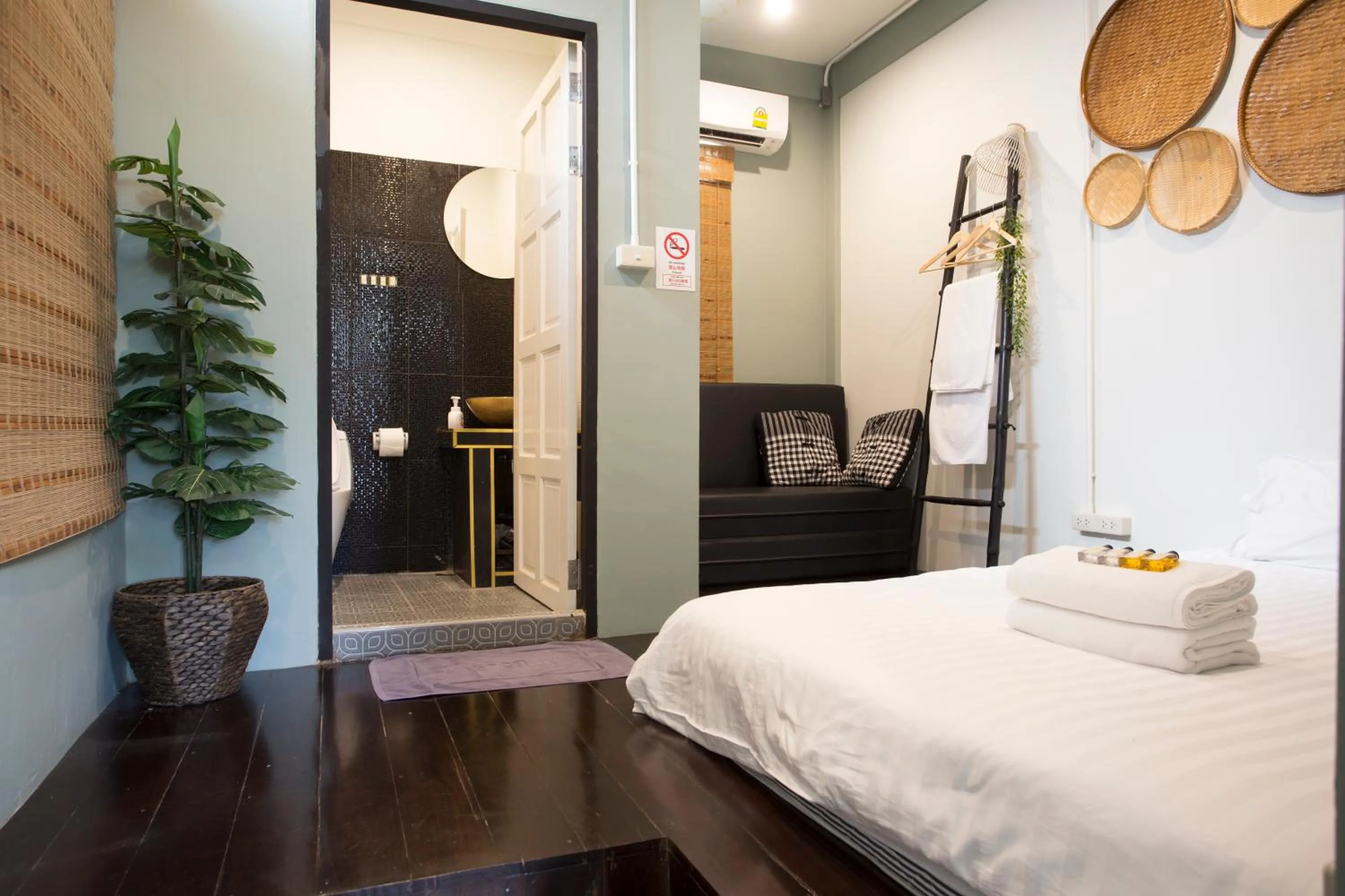 Bathroom, Bed in The Orientale