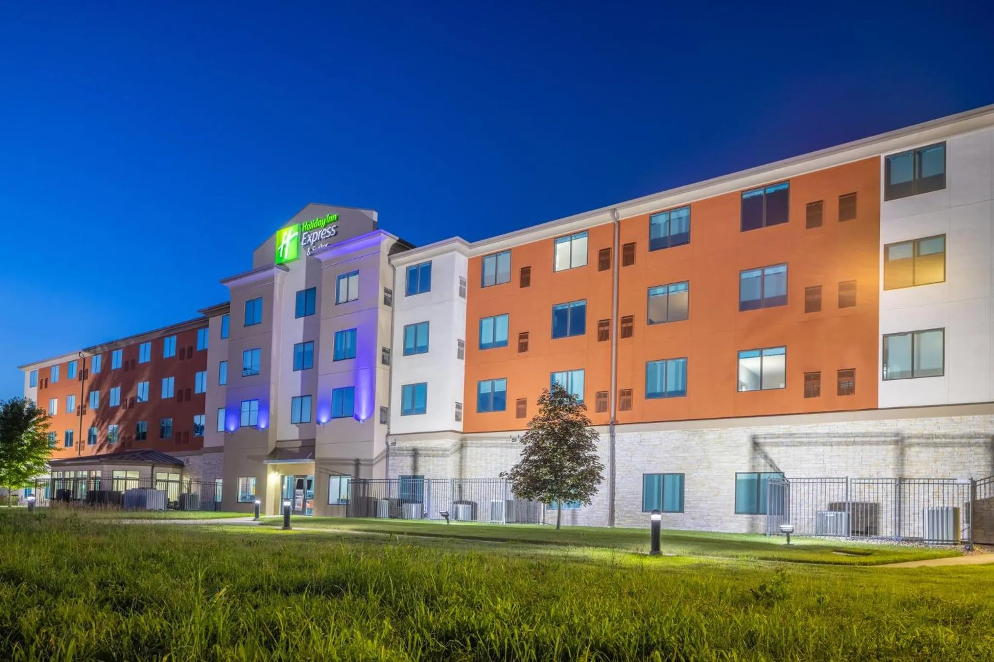 Property building in Holiday Inn Express & Suites Kansas City Airport by IHG