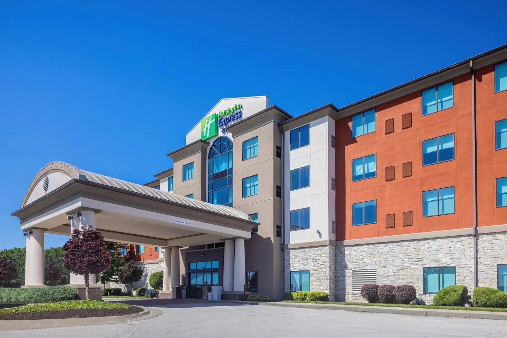Property building in Holiday Inn Express & Suites Kansas City Airport by IHG Property building in Holiday Inn Express & Suites Kansas City Airport by IHG