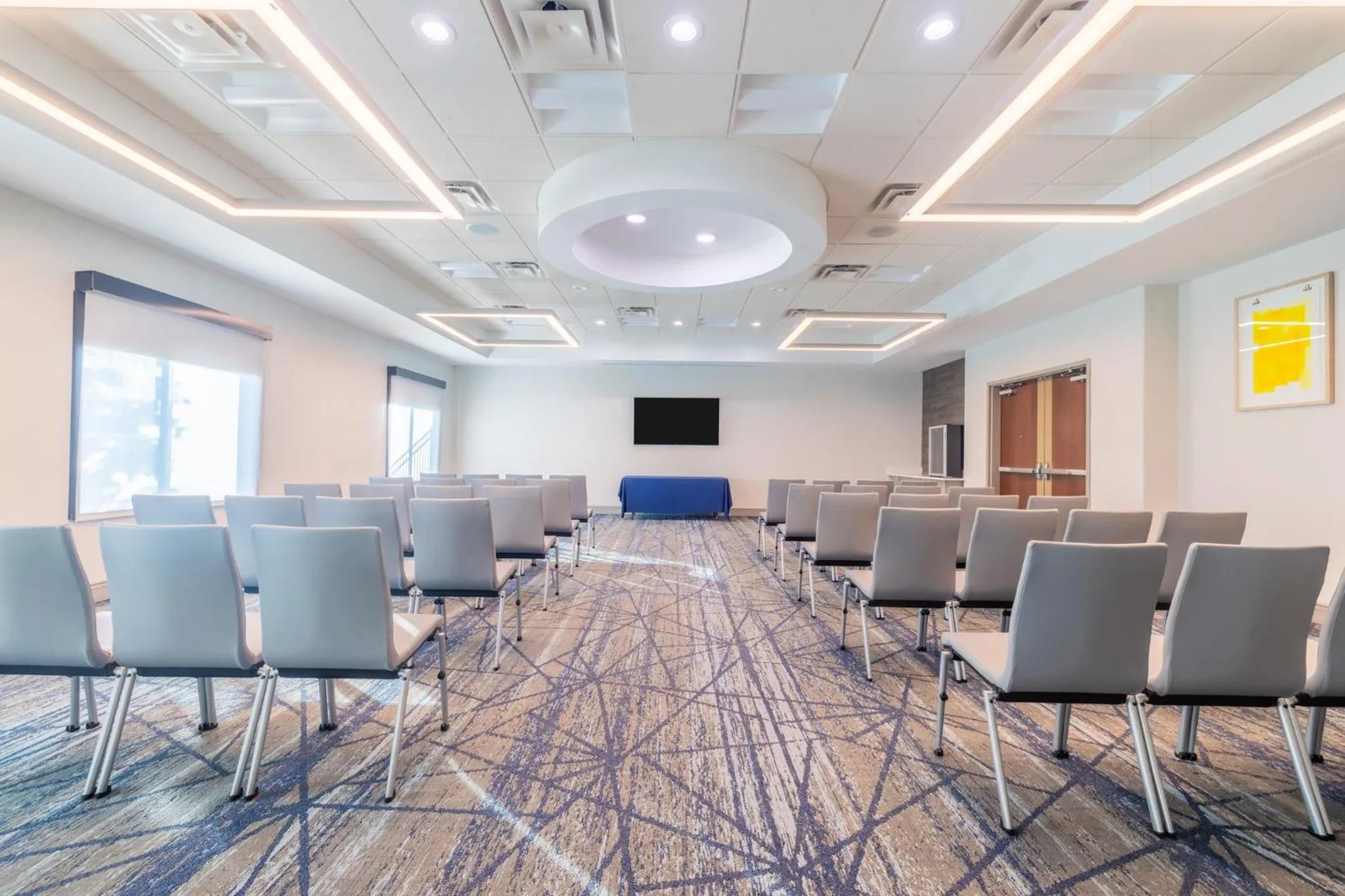 Meeting/conference room in Holiday Inn Express & Suites Kansas City Airport by IHG