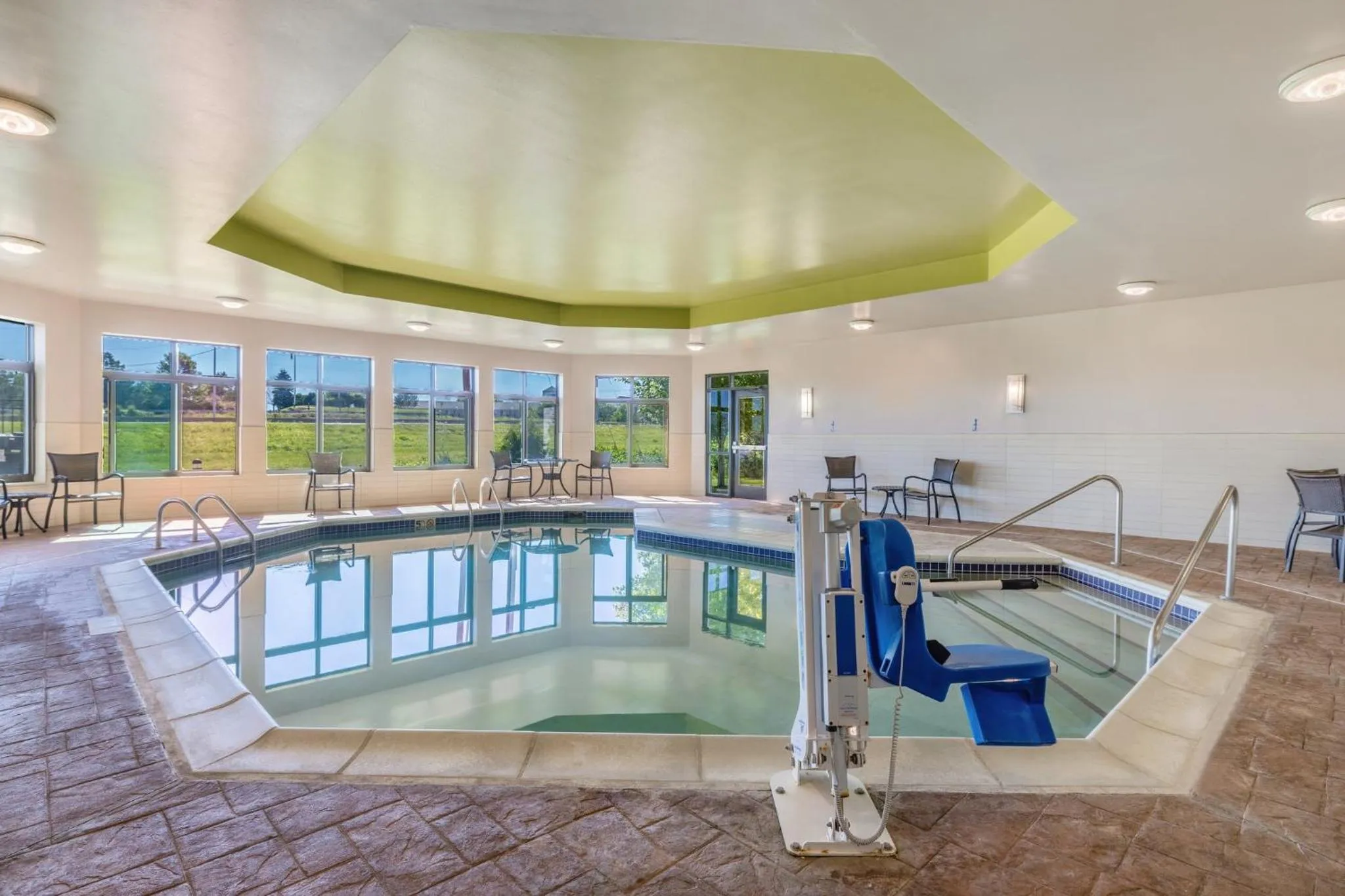 Swimming pool in Holiday Inn Express & Suites Kansas City Airport by IHG