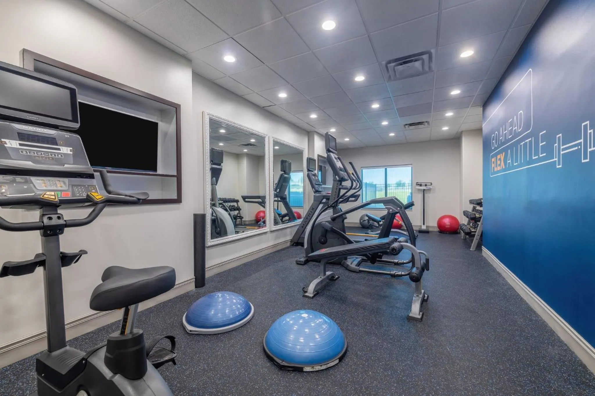 Spa and wellness centre/facilities in Holiday Inn Express & Suites Kansas City Airport by IHG