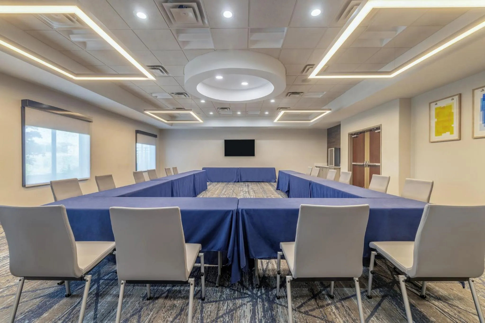 Meeting/conference room in Holiday Inn Express & Suites Kansas City Airport by IHG