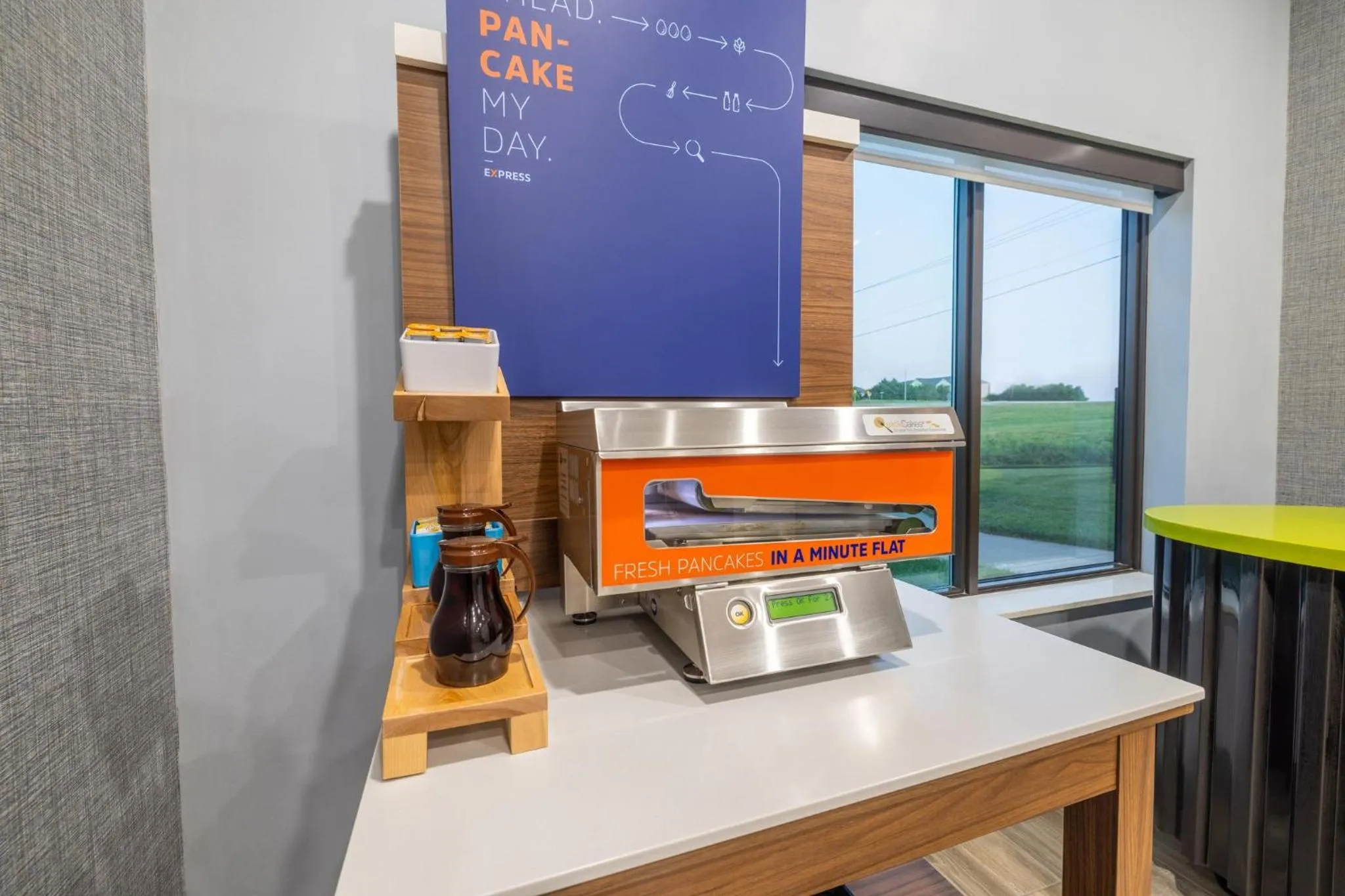 Restaurant/places to eat in Holiday Inn Express & Suites Kansas City Airport by IHG