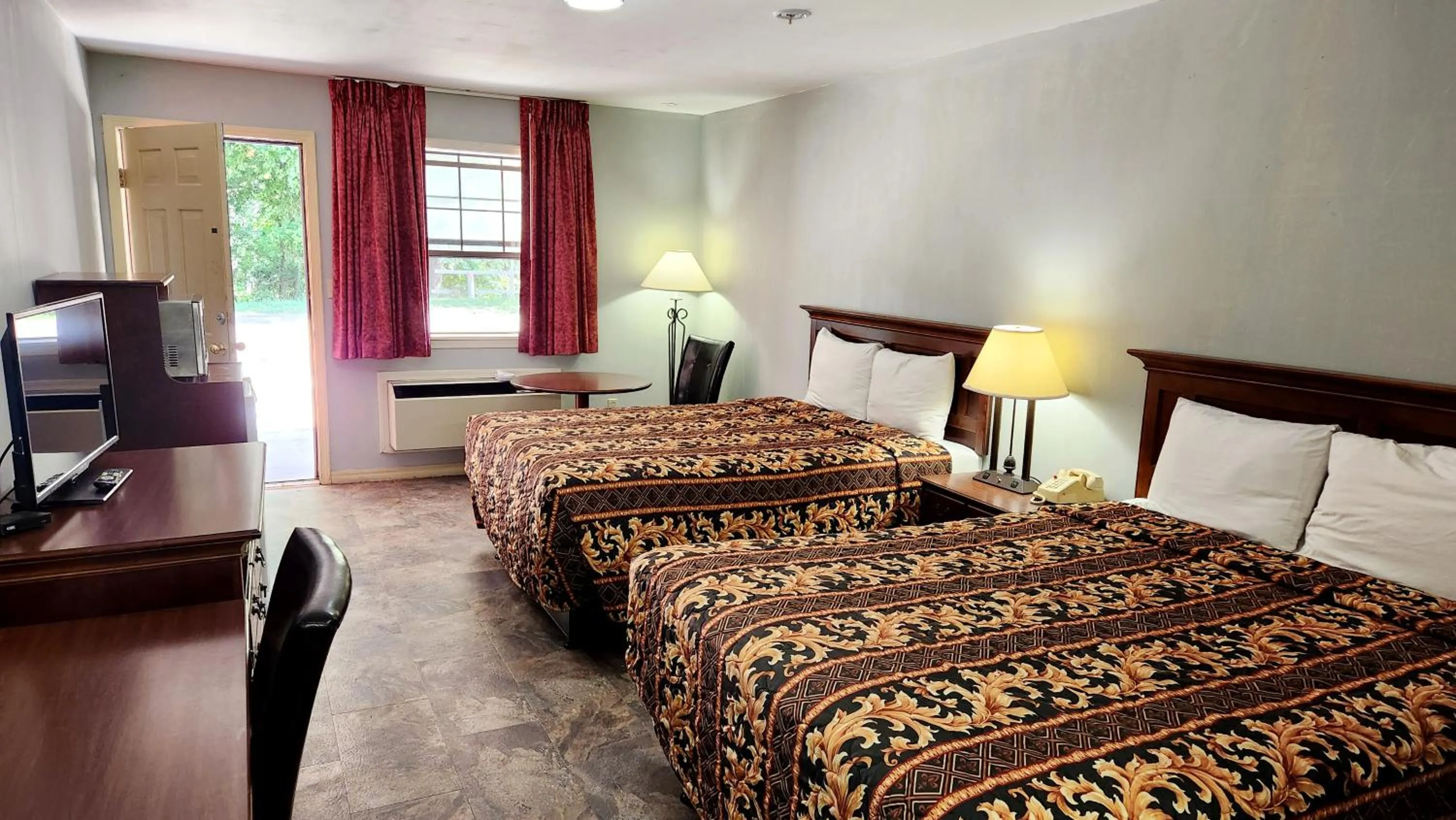 Bed in Swiss Village Inn