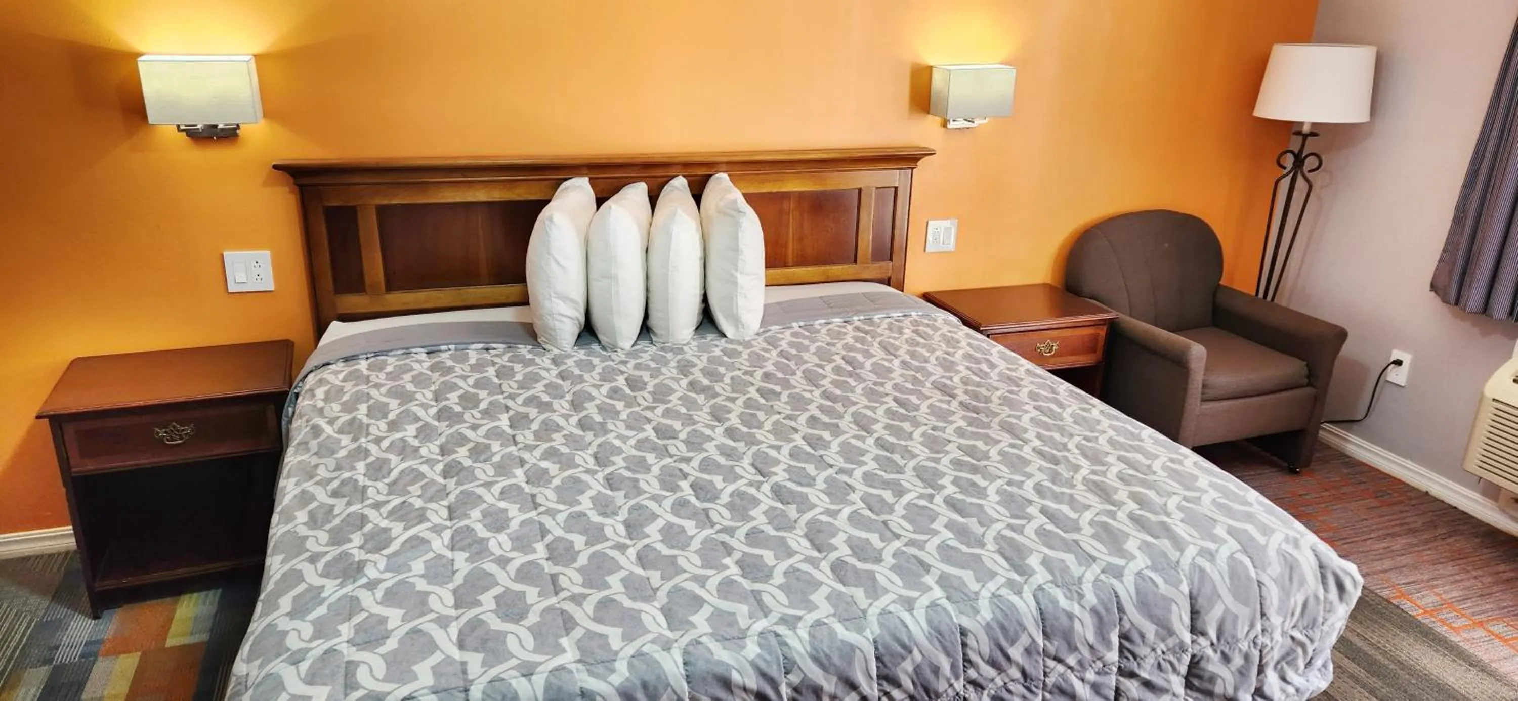 Bed in Swiss Village Inn