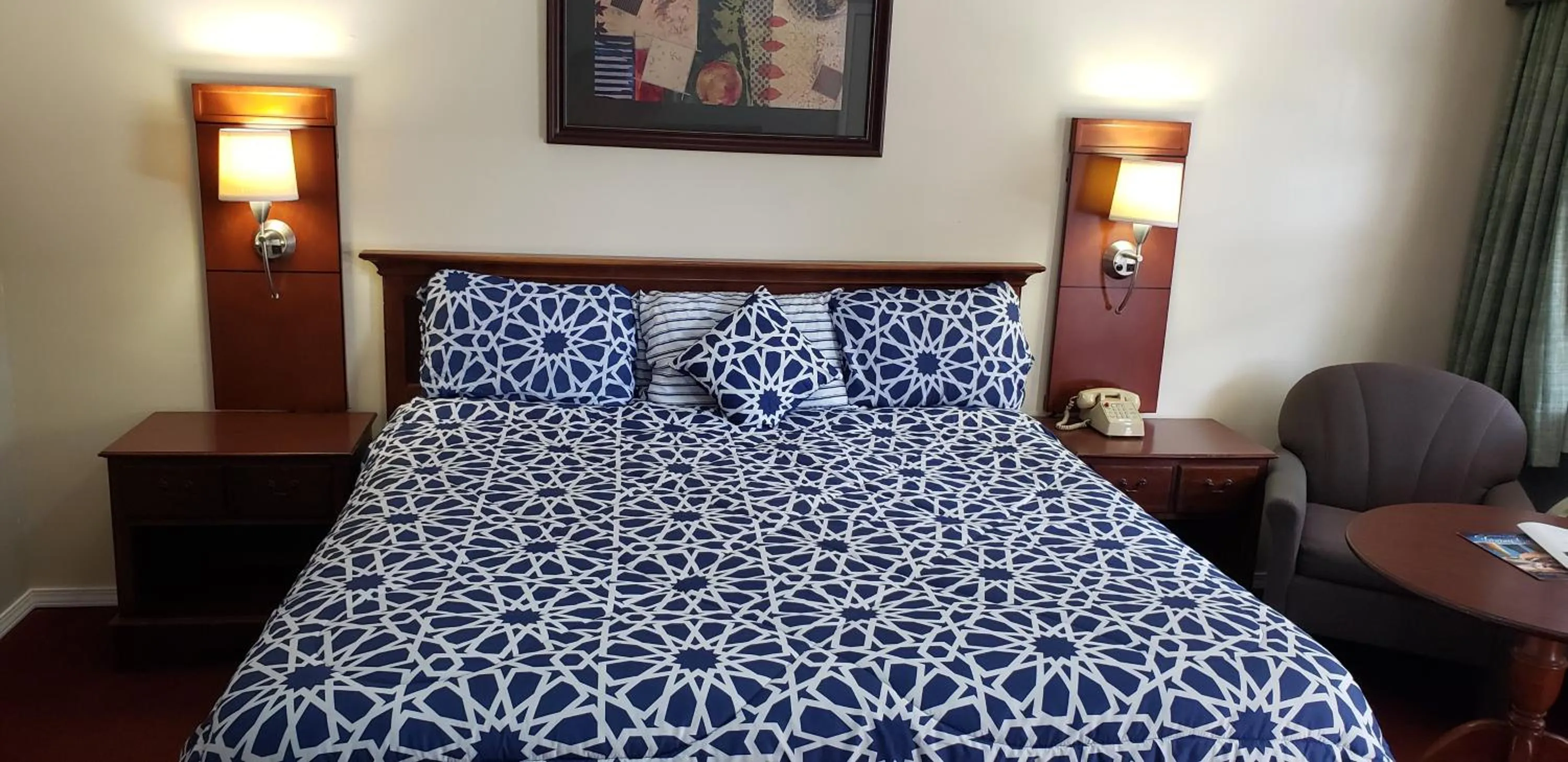 Bed in Swiss Village Inn