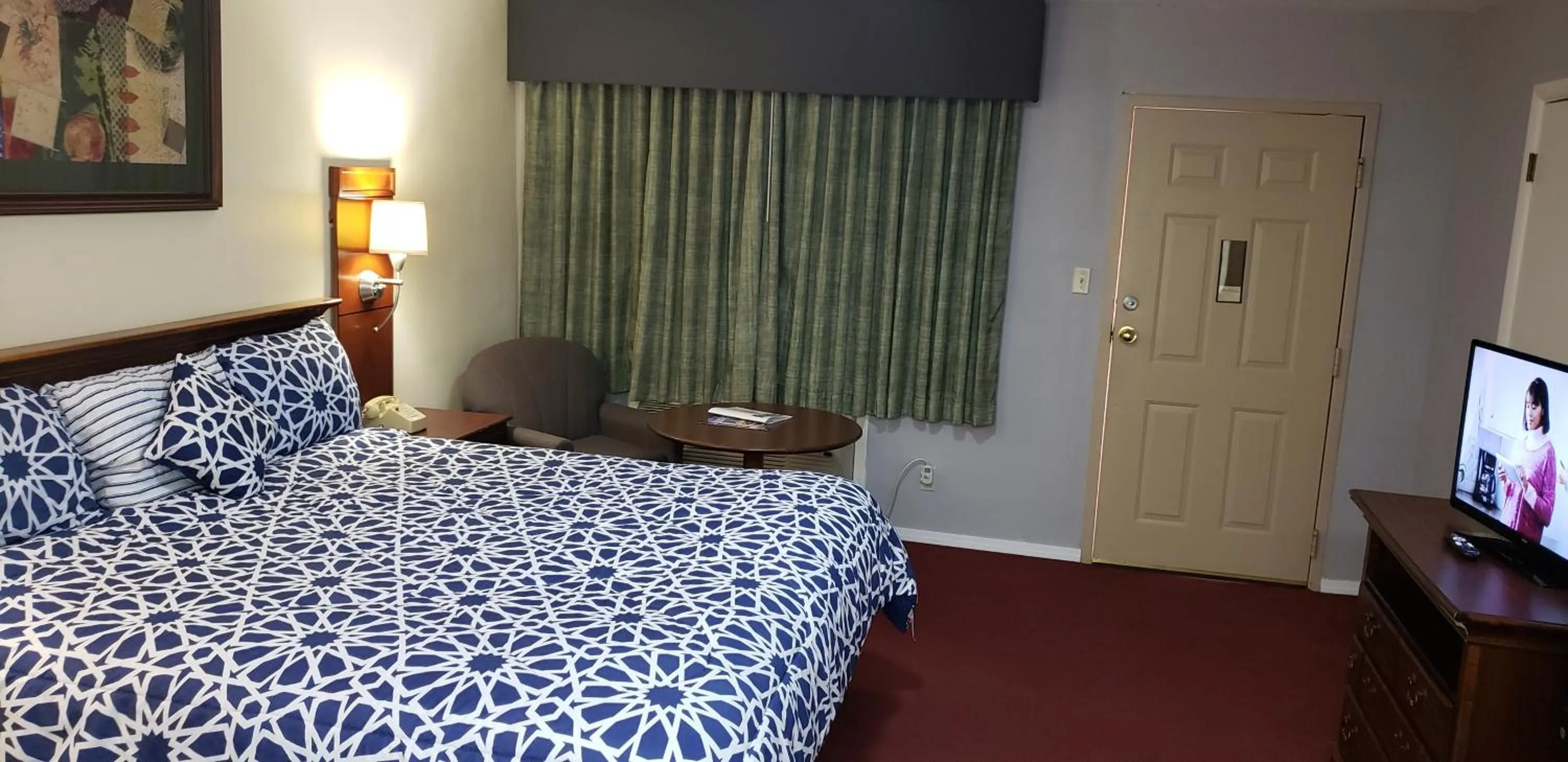 Bed in Swiss Village Inn