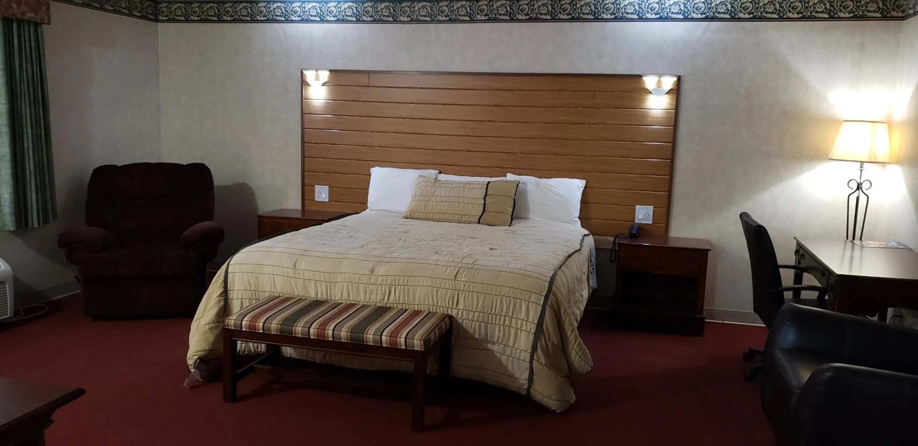Bed in Swiss Village Inn