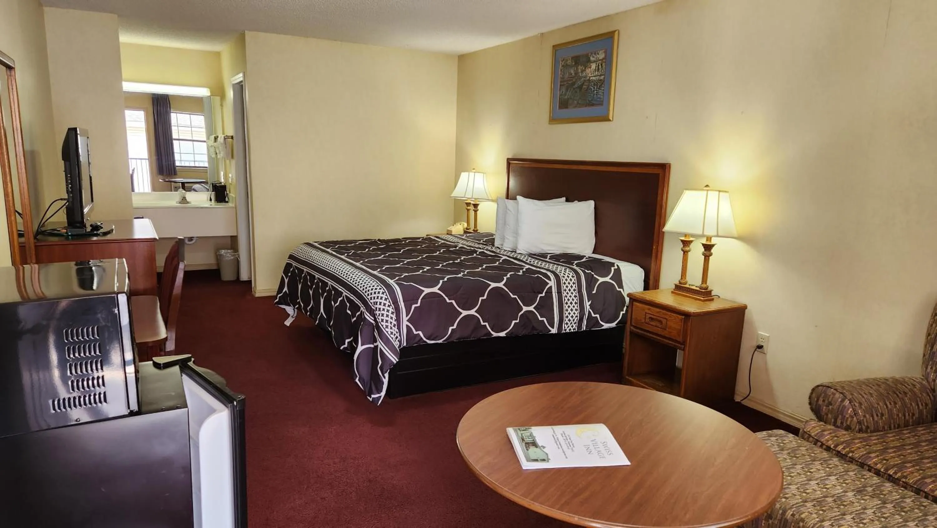 Bed in Swiss Village Inn