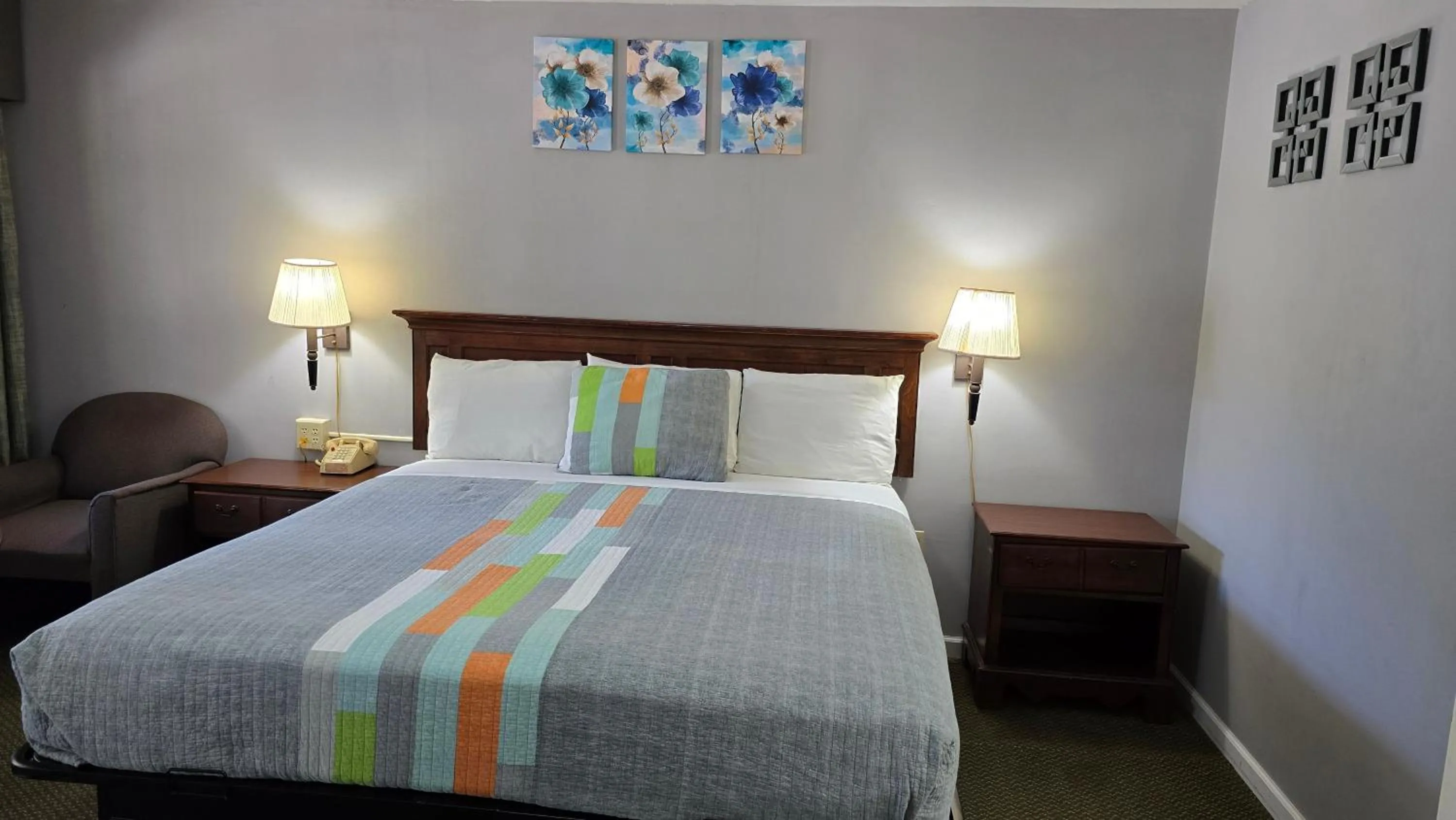 Bed in Swiss Village Inn