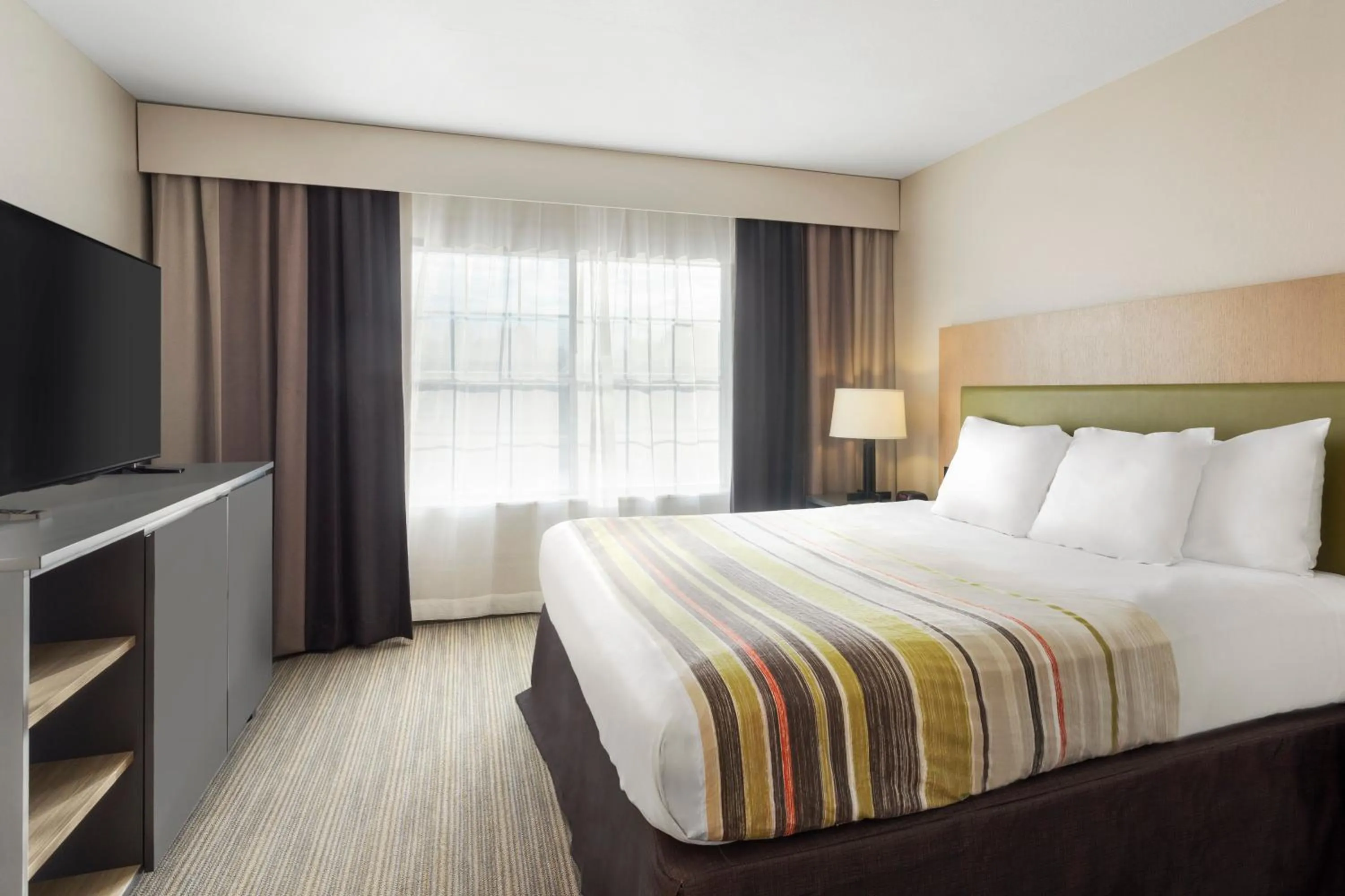 TV and multimedia, Bed in Country Inn & Suites by Radisson, Jackson-Airport, MS