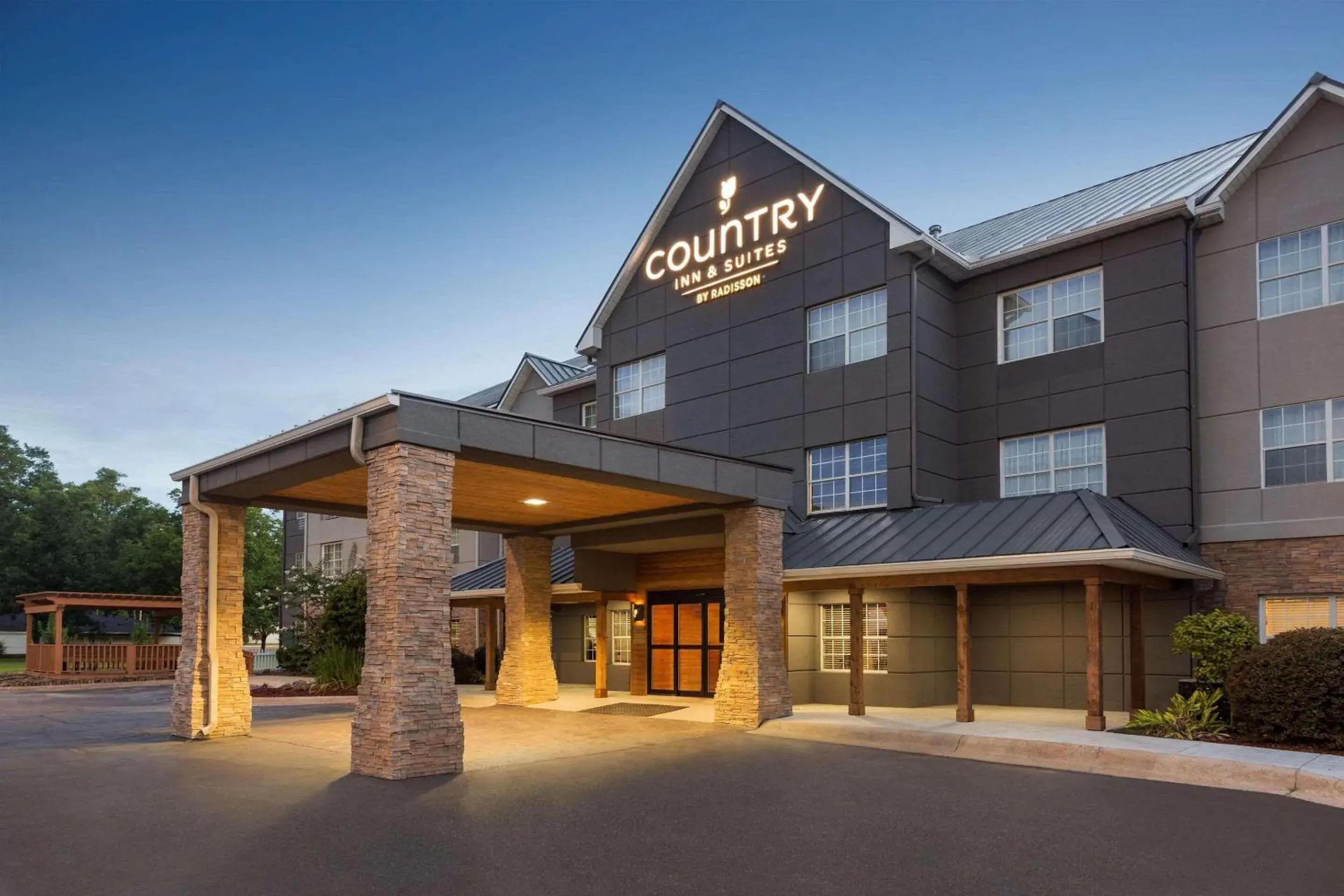 Property building in Country Inn & Suites by Radisson, Jackson-Airport, MS Property building in Country Inn & Suites by Radisson, Jackson-Airport, MS