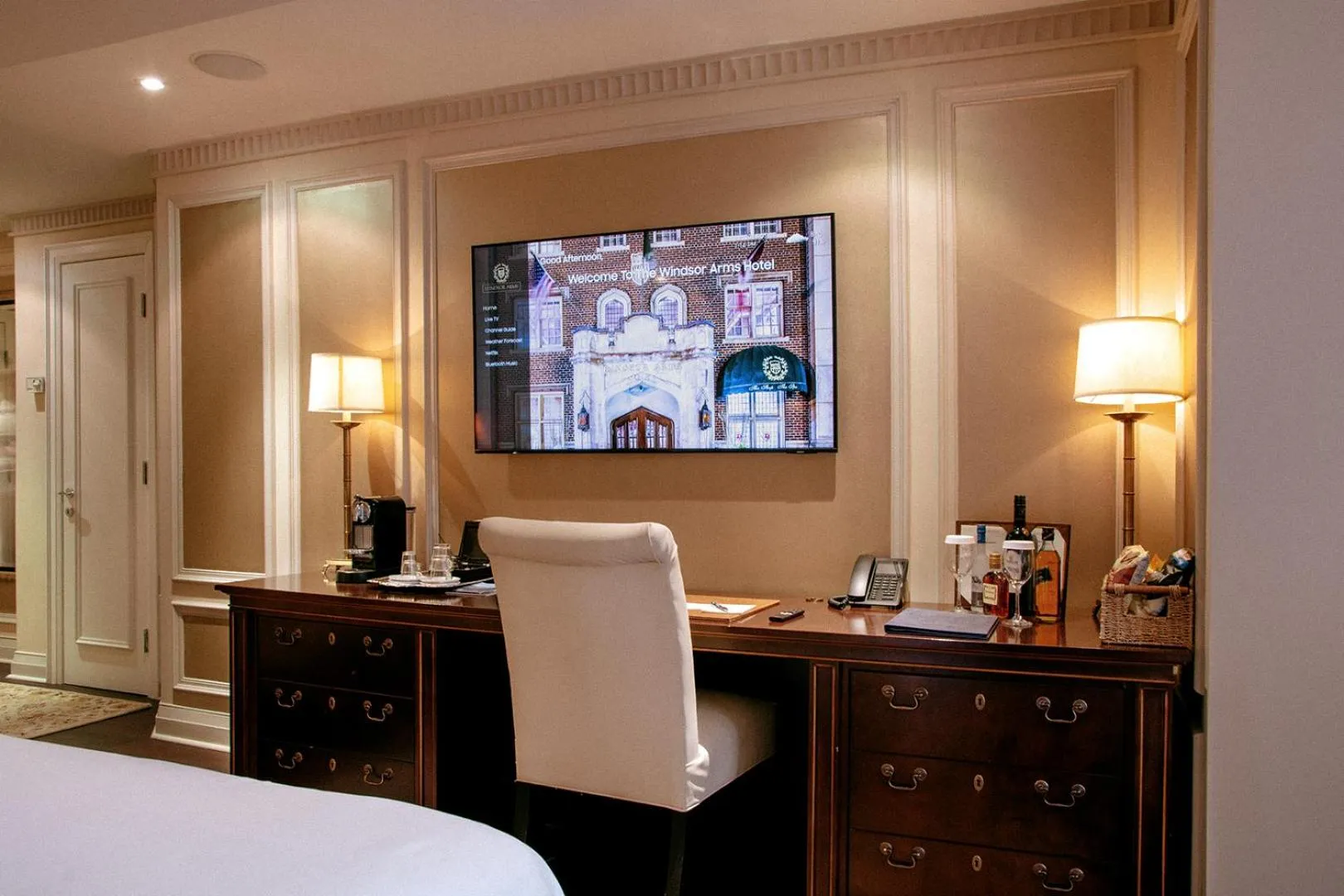 TV and multimedia, Bed in Windsor Arms Hotel