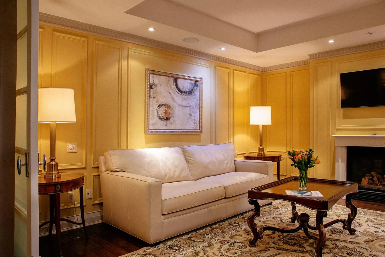 Living room in Windsor Arms Hotel