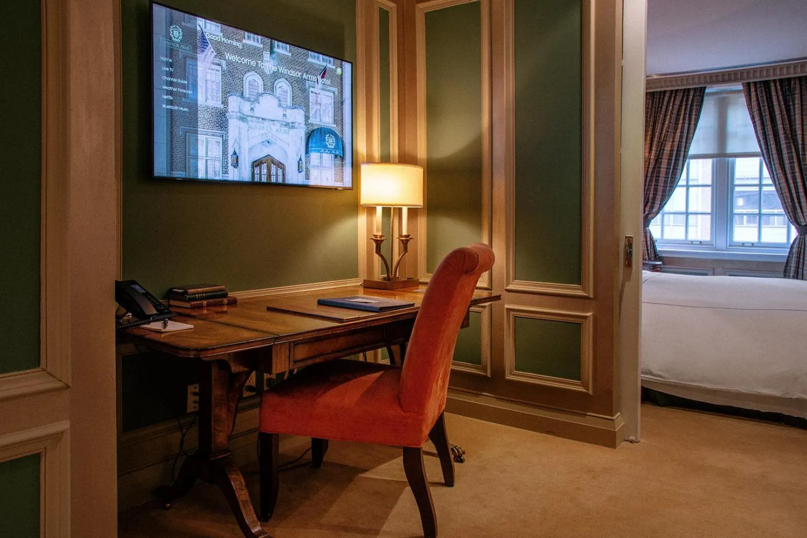 TV and multimedia, Bed in Windsor Arms Hotel