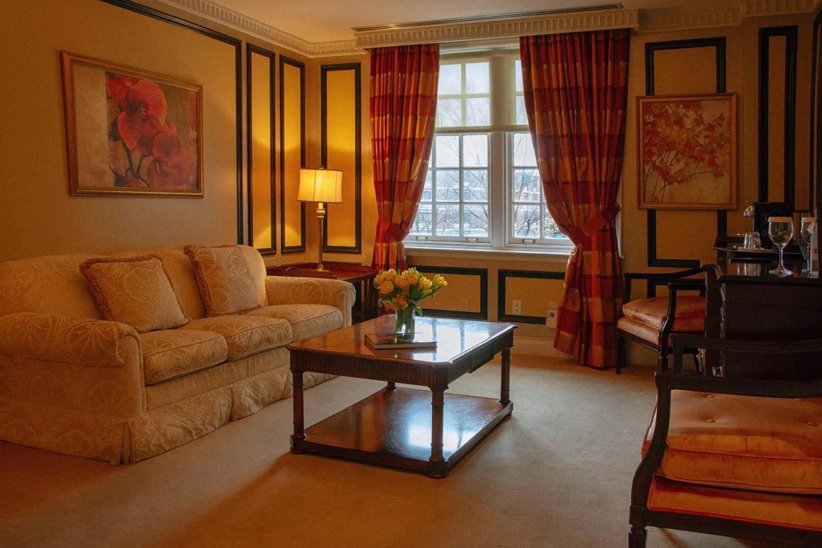 Living room in Windsor Arms Hotel