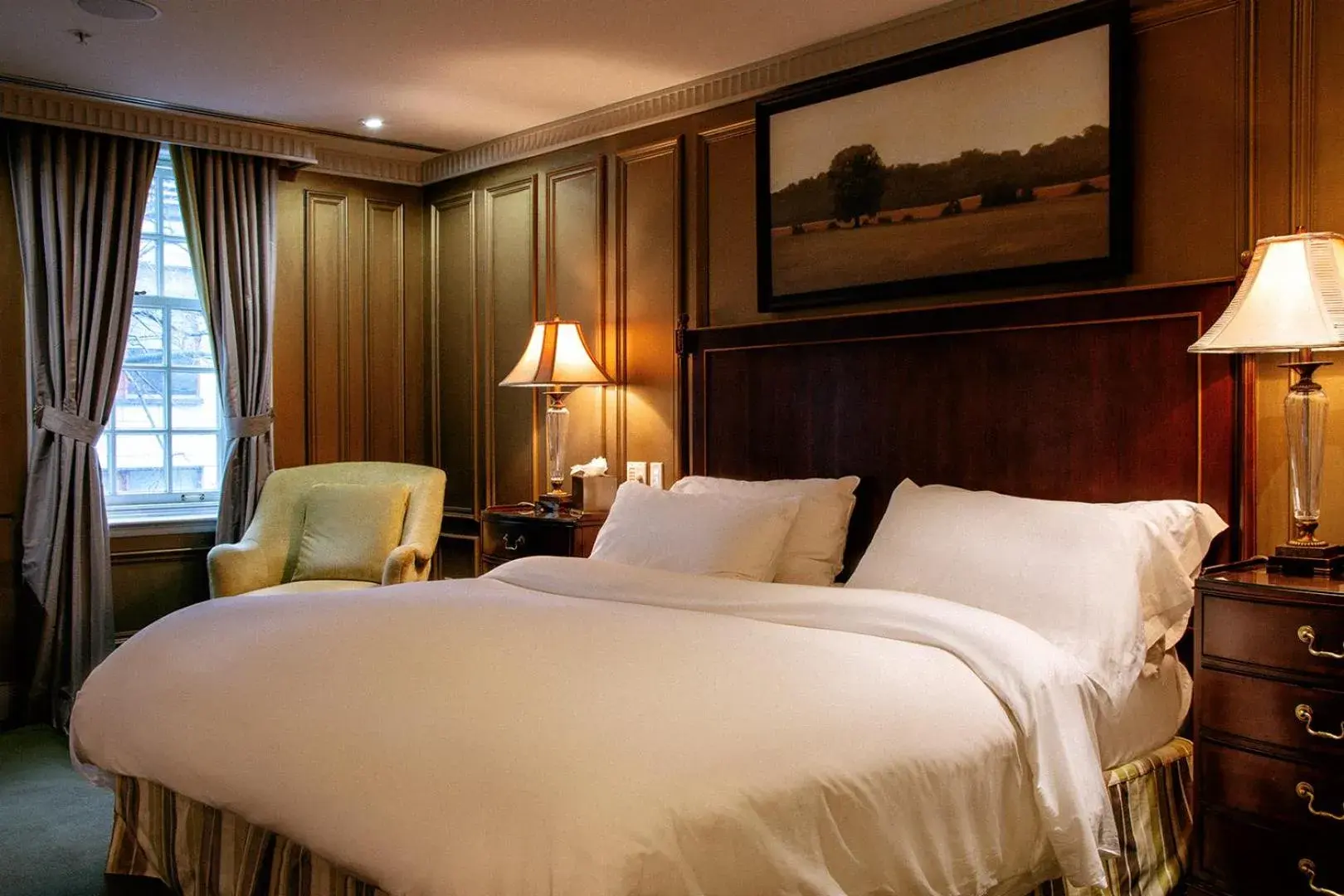 Deluxe One-Bedroom Suite in Windsor Arms Hotel Deluxe One-Bedroom Suite in Windsor Arms Hotel