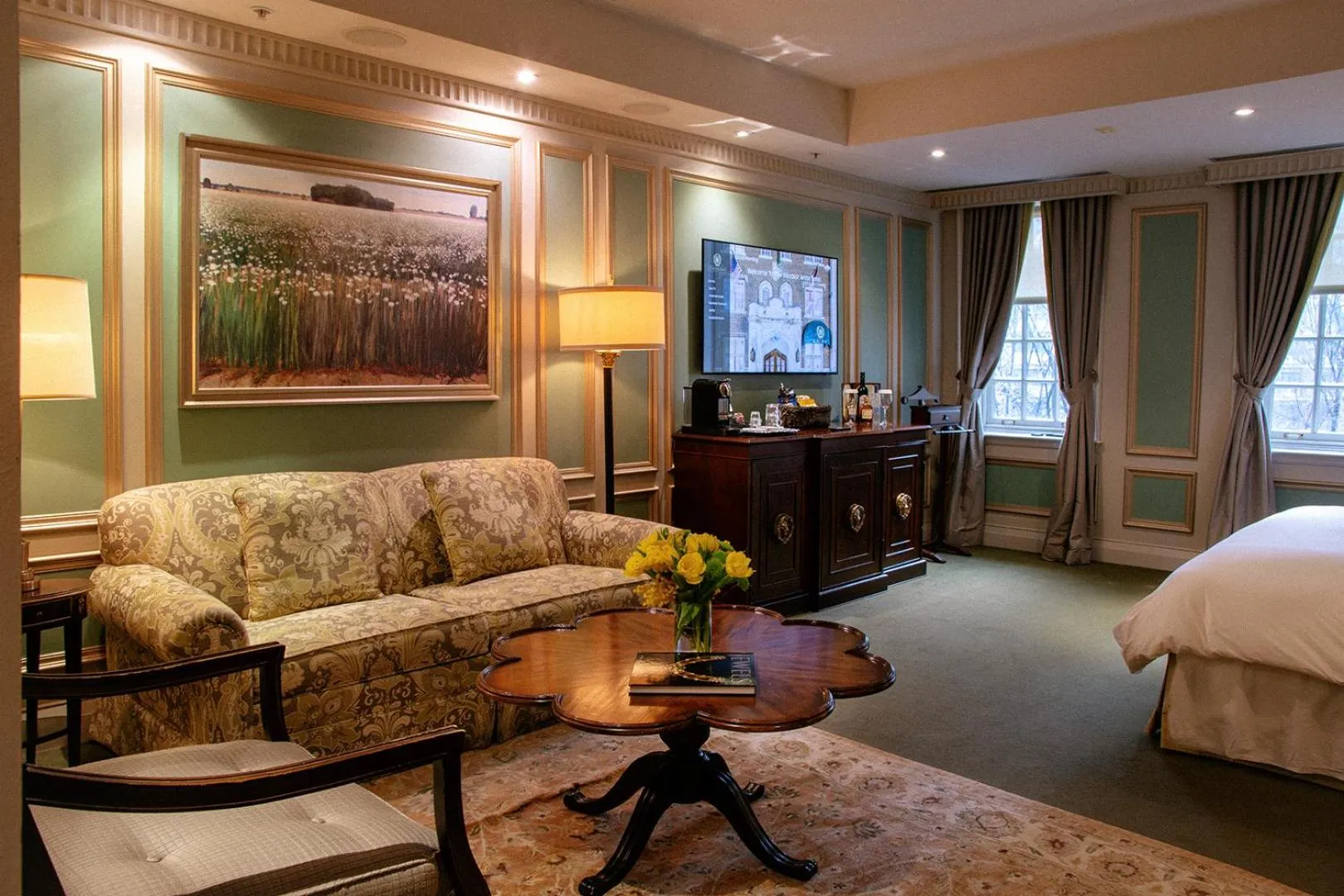 Seating area, Bed in Windsor Arms Hotel