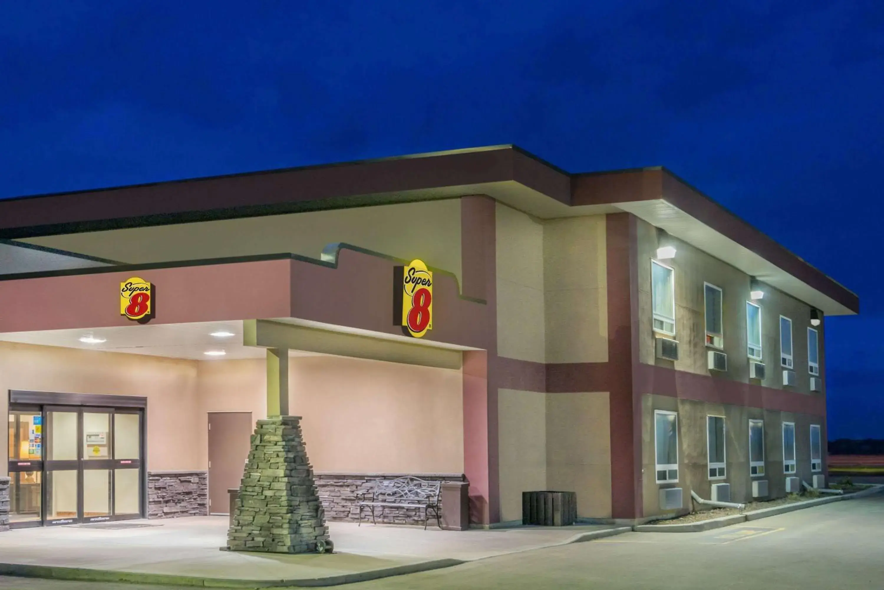 Property building in Super 8 by Wyndham Innisfail Property building in Super 8 by Wyndham Innisfail