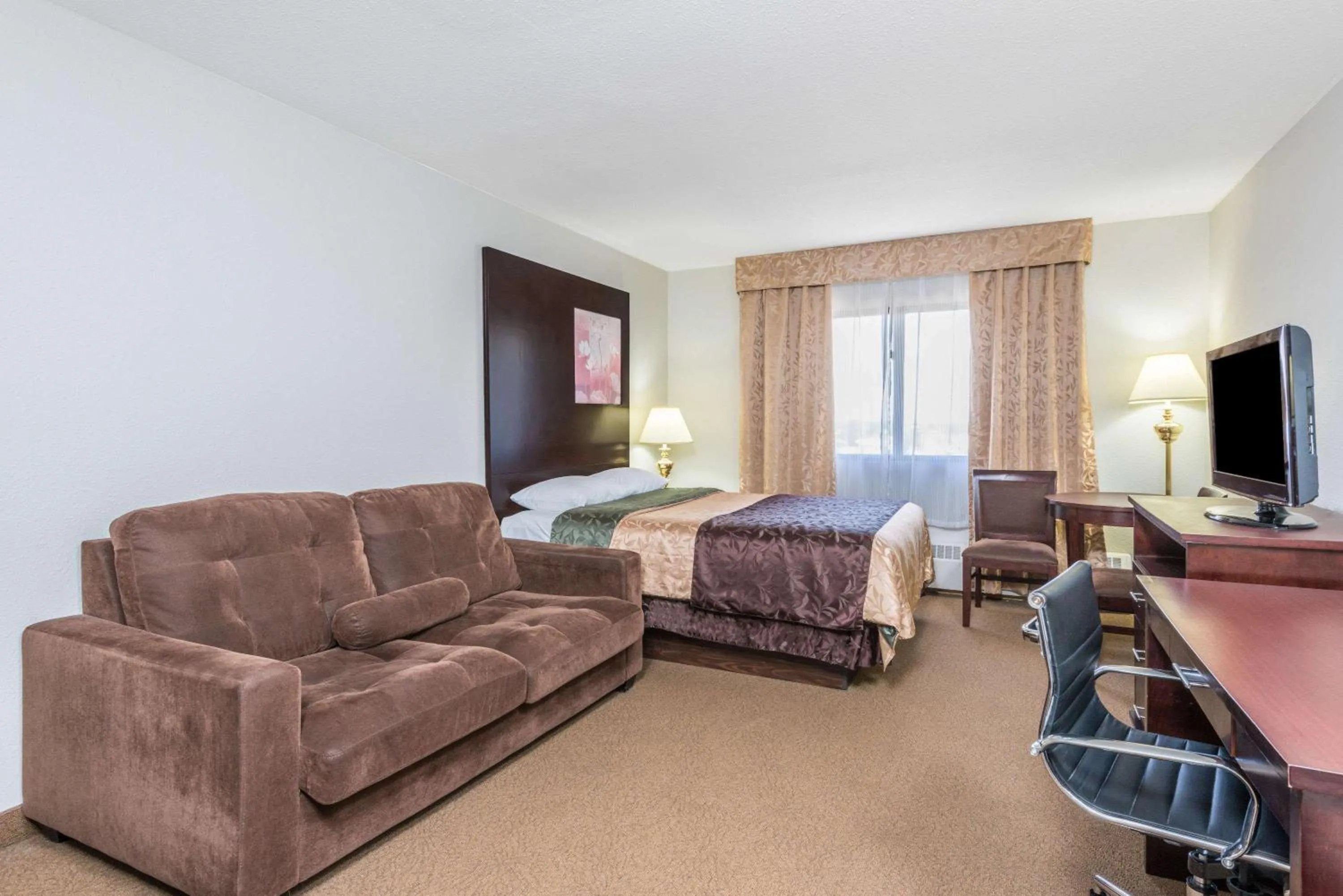 Photo of the whole room, Bed in Super 8 by Wyndham Innisfail