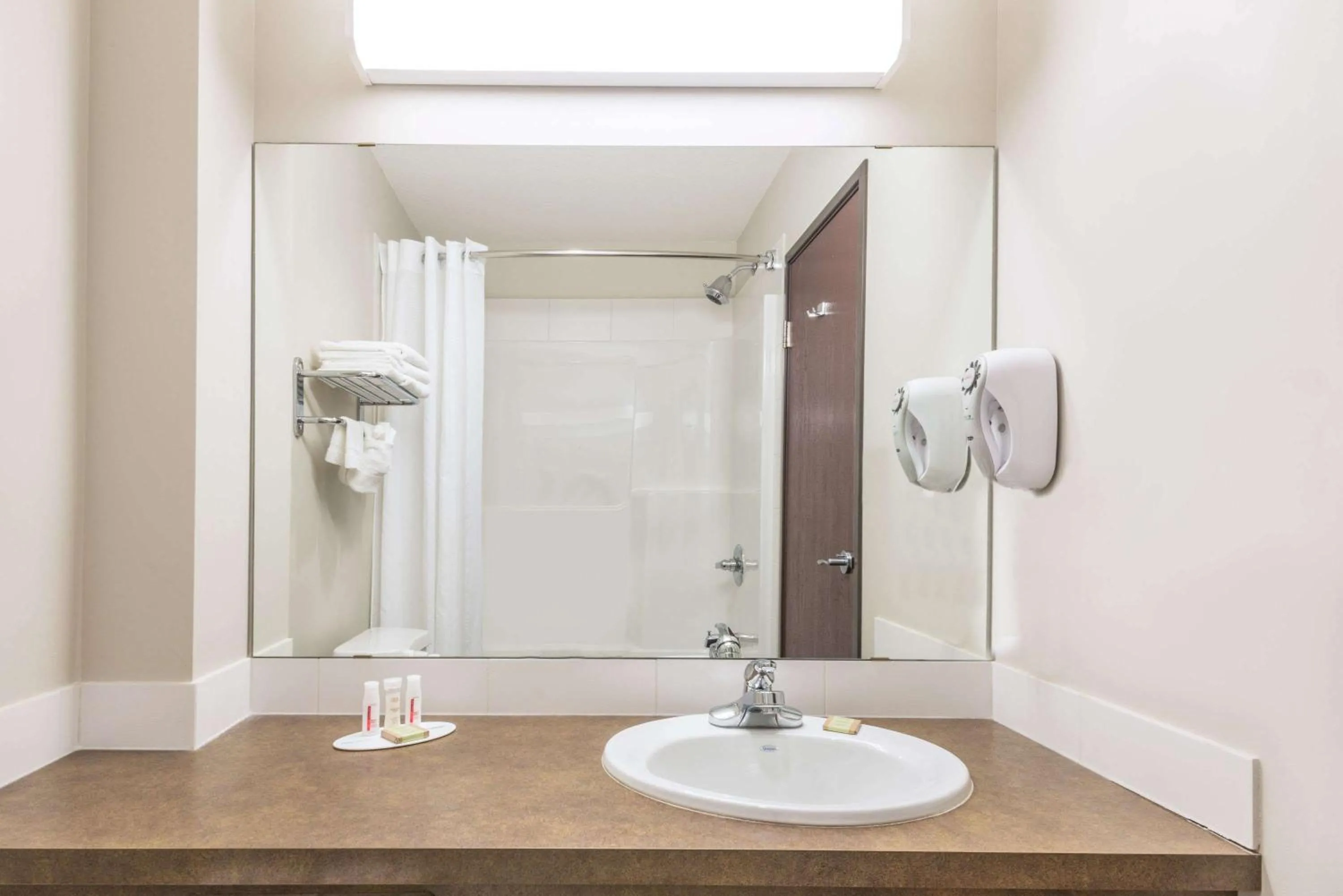 Bathroom in Super 8 by Wyndham Innisfail